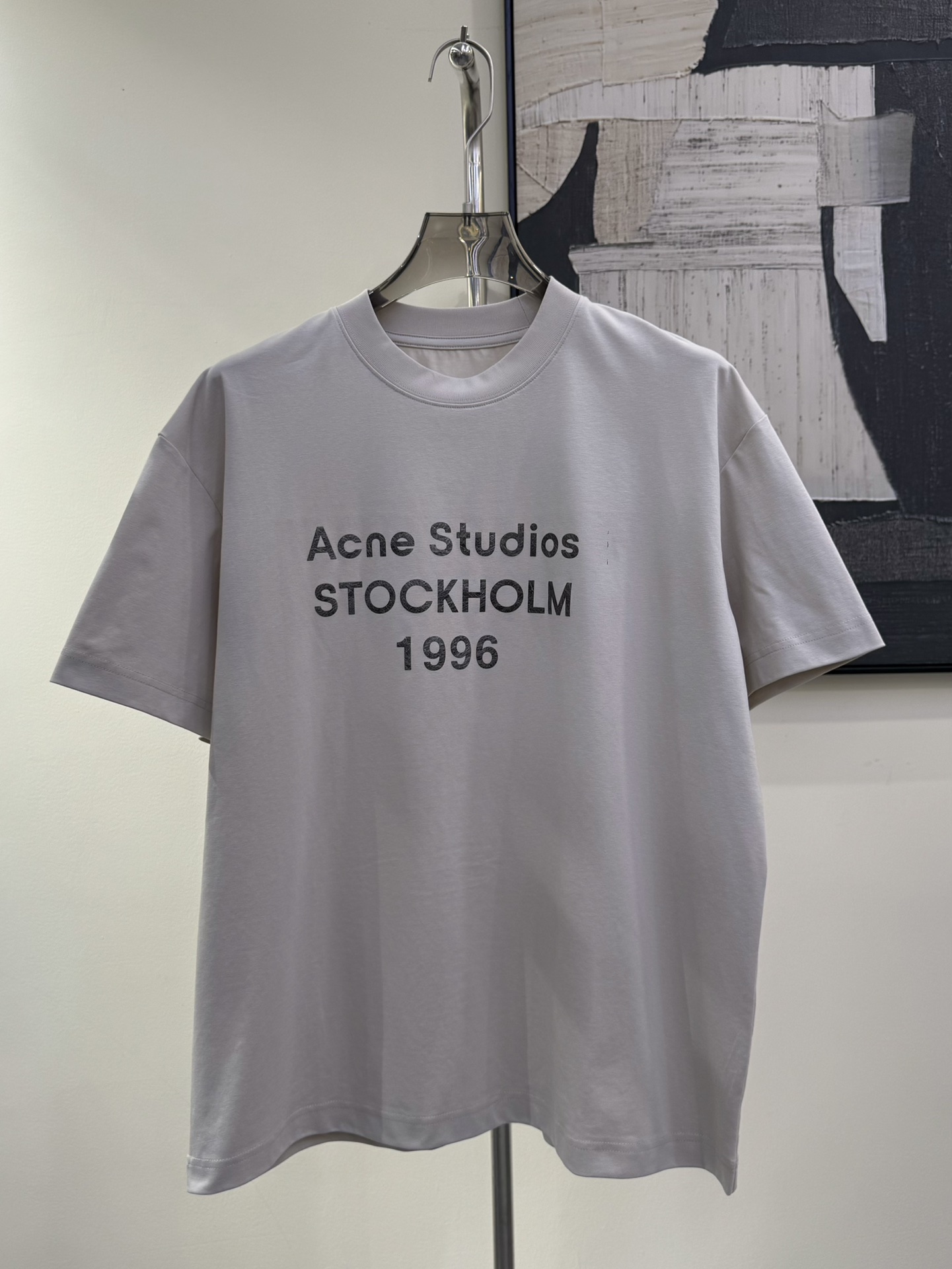 Acne Studios-早春短袖25SS系列，经典款式1996宽松落肩圆领T恤，新品银丝印花logo字母，强烈推荐！非常百搭。真的谁拿谁爆🔥男女同款！面料采用索罗娜亲肤性好，穿着舒适透气触感柔软细腻，工艺字母印花，多种颜色🉑选择，版型宽松不挑人 颜色：黑色/白色/杏色 码数：S/M/L/XL 价格P75