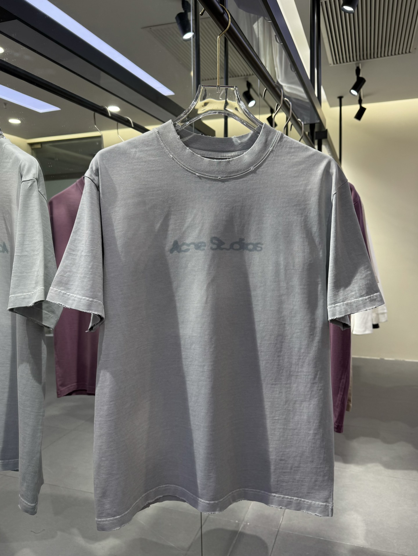 Acne Studios-早春短袖25SS系列，做旧褪色模糊字母印花设计短袖T恤，面料质感很好，触觉柔糯 舒适 上身舒服透气！随便搭配都好看！喷马溜水洗渐变做旧款，领口袖口做磨破设计，复古感十足，小破洞带点不羁 也能够轻松搭配各种衣服，日常穿搭毫不费力。洗水色系也很百搭显白，真的很高级的一款，面料采用定织定染，男女情侣款轻松驾驭！ ⚠️注意：因是洗水染色工艺，需避免漂白水或者酒精沾染到衣服，因为酒精里含有酶，与染料产生了化学反应，会造成衣服染色变化。我们是使用的进口染料，正常的清洗是不会有任何问题的哦！ 工艺：直喷印花logo 克重250g 颜色：洗水紫/洗水杏/洗水蓝 码数：M/L/XL/XXL 价格P88