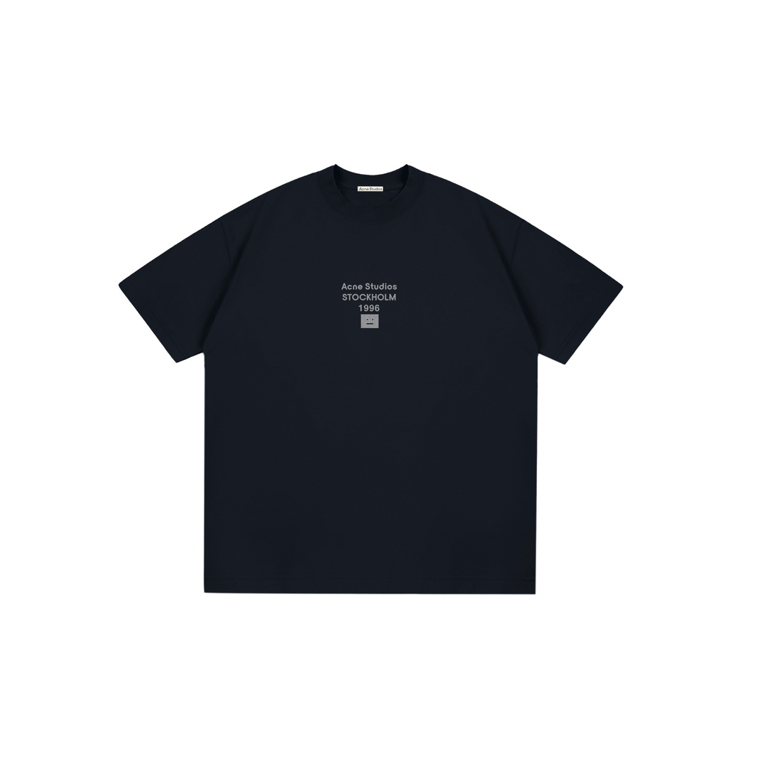 Acne Studios-春夏季圆领短袖25SS系列，经典银色小笑脸印花短袖T恤，时尚又可爱，让你在人群中脱颖而出。面料真心赞，索罗娜定制螺纹，触感柔软，透气性强，穿在身上超级舒服，久穿久洗不易变形，让衣服更加挺括有型，舒适度满分！无论是单穿还是作为内搭，都能轻松驾驭。简约而不简单，经典又不失个性，再配上那经典银色小笑脸发泡印花，简直是设计感爆棚！ 工艺：烫银发泡立体印花 颜色：黑色/白色/杏色/蓝色 码数：S/M/L/XL 价格P75