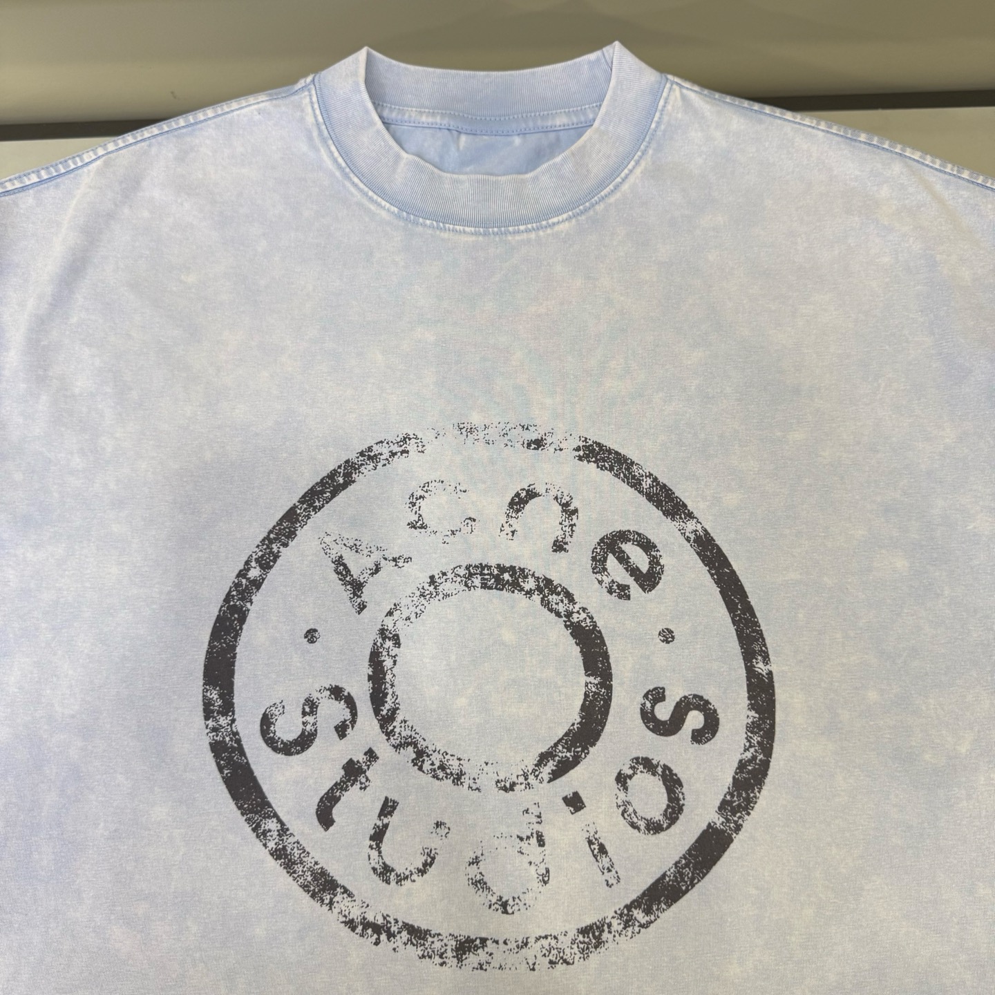 Acne Studios-全新🆕25ss春夏直喷印花凉感多巴胺色系T恤,做旧炒雪花微标纽扣印花圆领短袖,颜色自然,经过水洗后,呈现出怀旧复古的风格。颜色越洗会越自然,而且会随着每个人不同的穿着习惯,在各部位呈现出不同程度的磨白效果,真正成为与众不同的私人定制T恤。洗后不易变形,高领口,显脖子细,领圈分中线,后领原身布拉肩,质量感满满,版型宽松挺阔,修饰身型,能弱化身形缺陷 ,放大自身身形优势,款式百搭。满满的青春活力 走在街上吸睛度满分!整件就是很春夏的味道 青春又活力的感觉😎男女同款!克重230g 颜色:炒雪花/天空蓝/粉色 码数:S/M/L/XL/XXL 价格P95