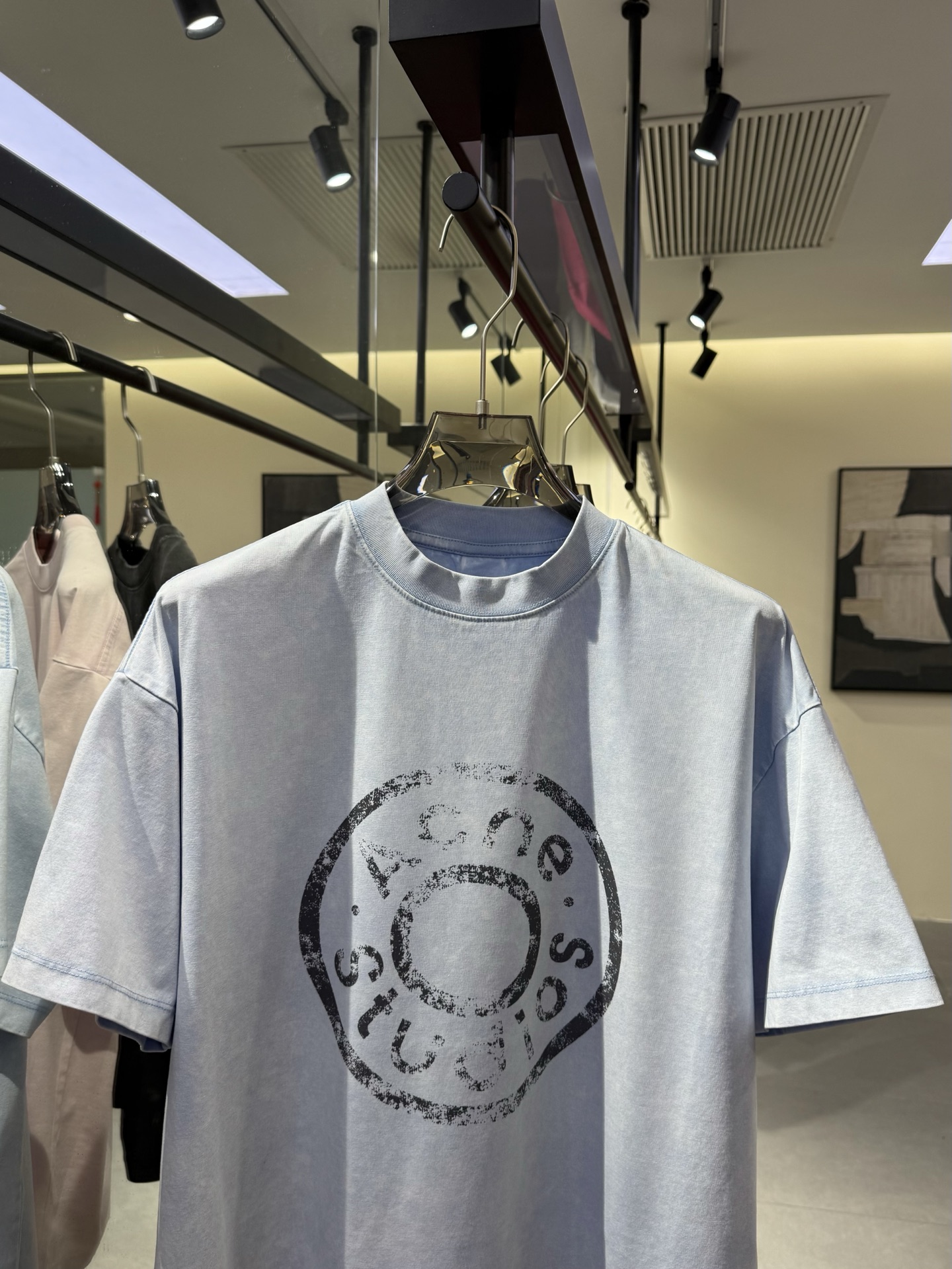 Acne Studios-全新🆕25ss春夏直喷印花凉感多巴胺色系T恤,做旧炒雪花微标纽扣印花圆领短袖,颜色自然,经过水洗后,呈现出怀旧复古的风格。颜色越洗会越自然,而且会随着每个人不同的穿着习惯,在各部位呈现出不同程度的磨白效果,真正成为与众不同的私人定制T恤。洗后不易变形,高领口,显脖子细,领圈分中线,后领原身布拉肩,质量感满满,版型宽松挺阔,修饰身型,能弱化身形缺陷 ,放大自身身形优势,款式百搭。满满的青春活力 走在街上吸睛度满分!整件就是很春夏的味道 青春又活力的感觉😎男女同款!克重230g 颜色:炒雪花/天空蓝/粉色 码数:S/M/L/XL/XXL 价格P95