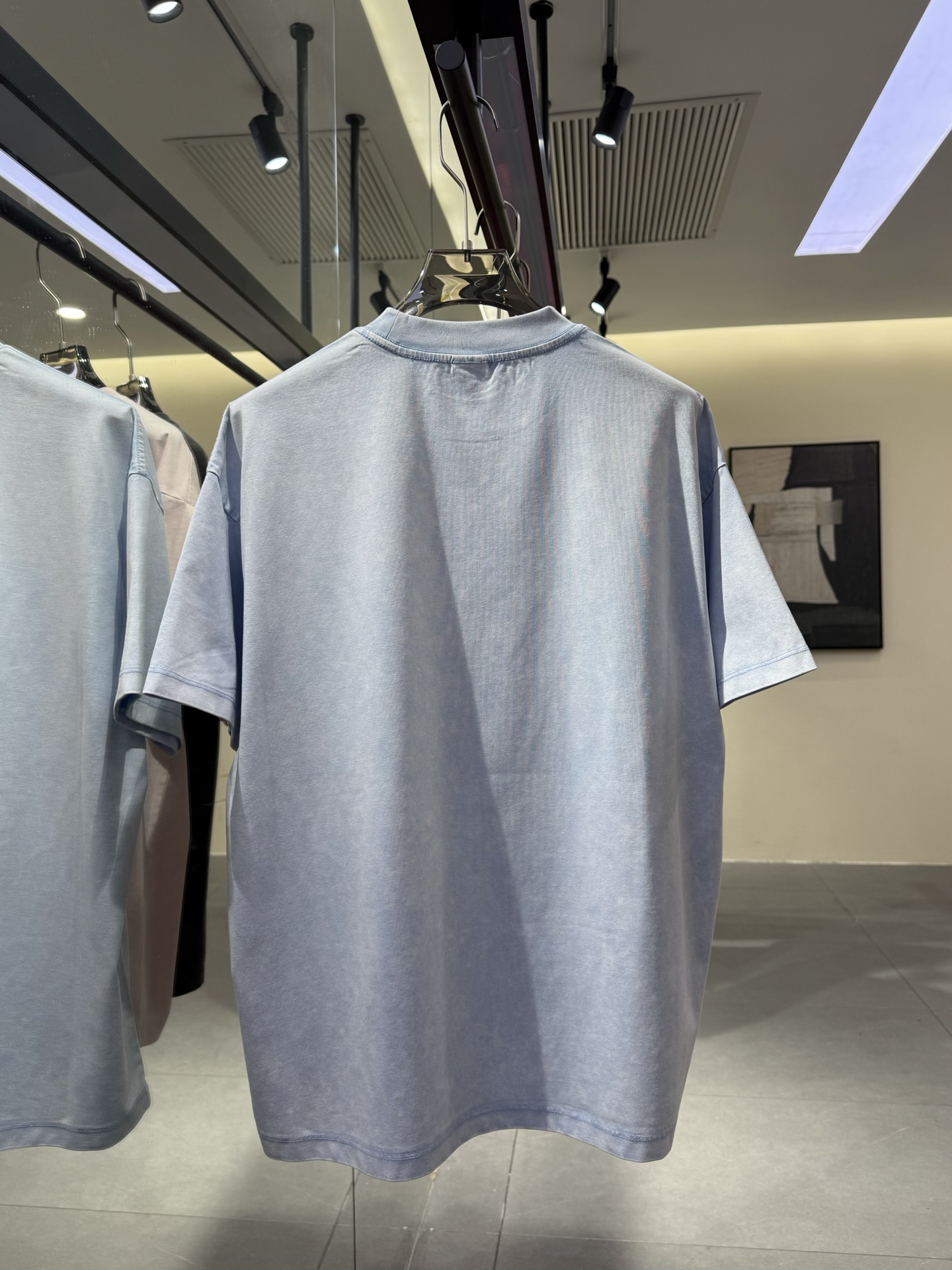 Acne Studios-全新🆕25ss春夏直喷印花凉感多巴胺色系T恤,做旧炒雪花微标纽扣印花圆领短袖,颜色自然,经过水洗后,呈现出怀旧复古的风格。颜色越洗会越自然,而且会随着每个人不同的穿着习惯,在各部位呈现出不同程度的磨白效果,真正成为与众不同的私人定制T恤。洗后不易变形,高领口,显脖子细,领圈分中线,后领原身布拉肩,质量感满满,版型宽松挺阔,修饰身型,能弱化身形缺陷 ,放大自身身形优势,款式百搭。满满的青春活力 走在街上吸睛度满分!整件就是很春夏的味道 青春又活力的感觉😎男女同款!克重230g 颜色:炒雪花/天空蓝/粉色 码数:S/M/L/XL/XXL 价格P95