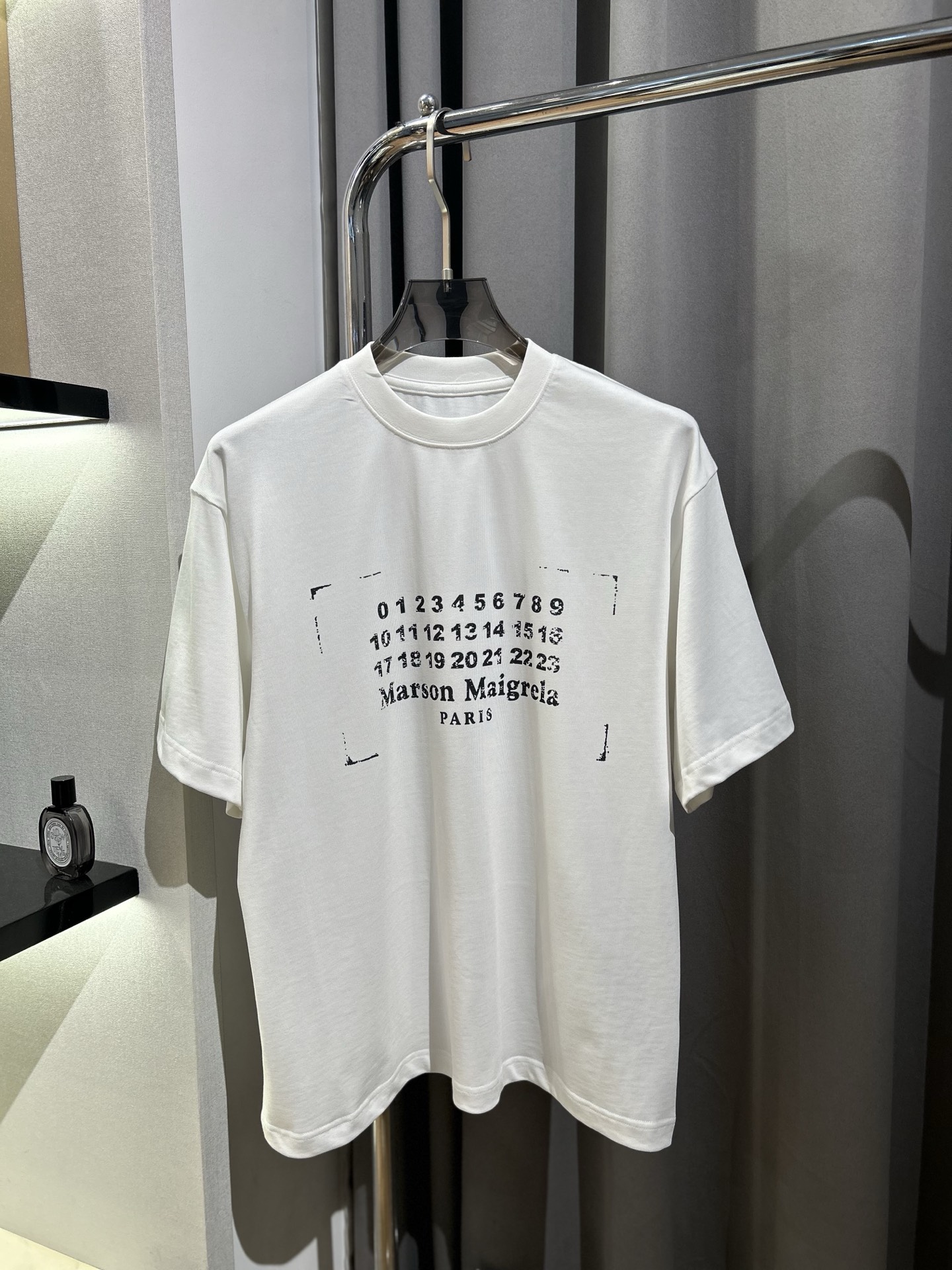 Margiela-马吉拉印章数字T直喷logo短袖,3️⃣个颜色都很出彩简约百搭高级感满满,面料采用液氨酸面料,经过洗水、缩水达350克重!上身不但没有厚重感,穿着亲肤舒适,手感柔软质感十足,微弹力,真的谁穿谁好看 不挑人高矮胖瘦皆可,三标齐全,男女同款 颜色:黑色/白色/深碳灰