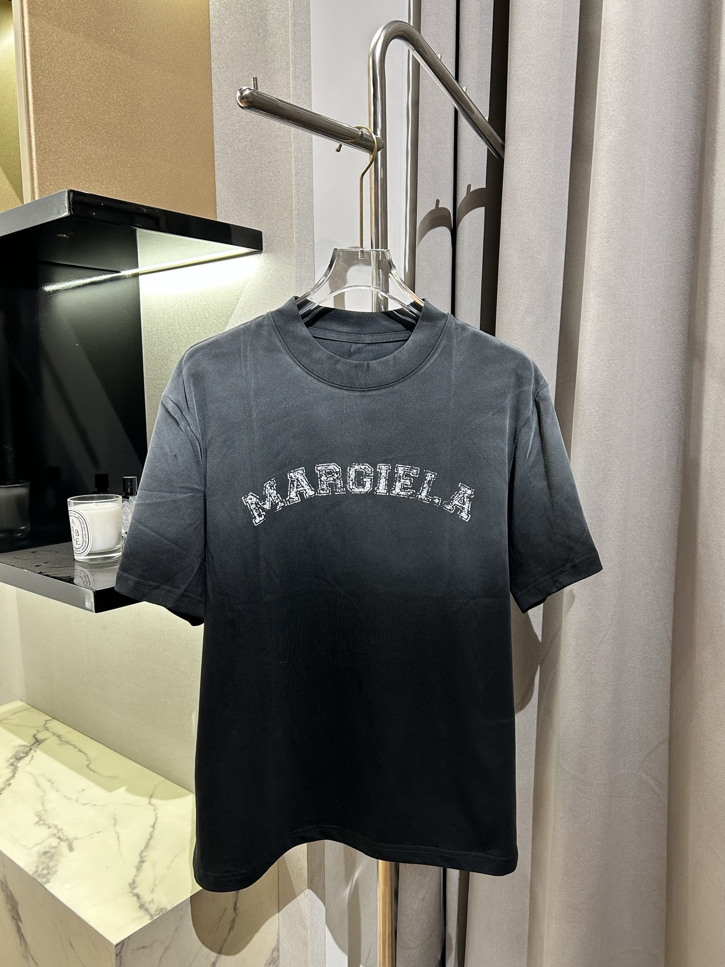 𝐌𝐚𝐫𝐠𝐢𝐞𝐥𝐚-马吉拉做旧logoT恤，斑驳胶印字母短袖，可以轻松出街的时髦单品
颜色很有腔调和个性，上半身喷墨呈现渐变效果，自带高级感。上身效果出众且显白哦！搭配短裤长裤都可轻松驾驭，闭眼入，面料采用32支双纱 100棉 经过洗水、缩水达250克 价格P78
颜色：黑色 
尺码：S/M/L