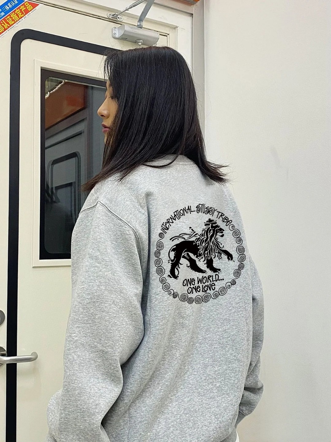 Stylish Silver Velvet Coat with Custom Details for Fall Fashion in M-XXL Sizes - 图片 1