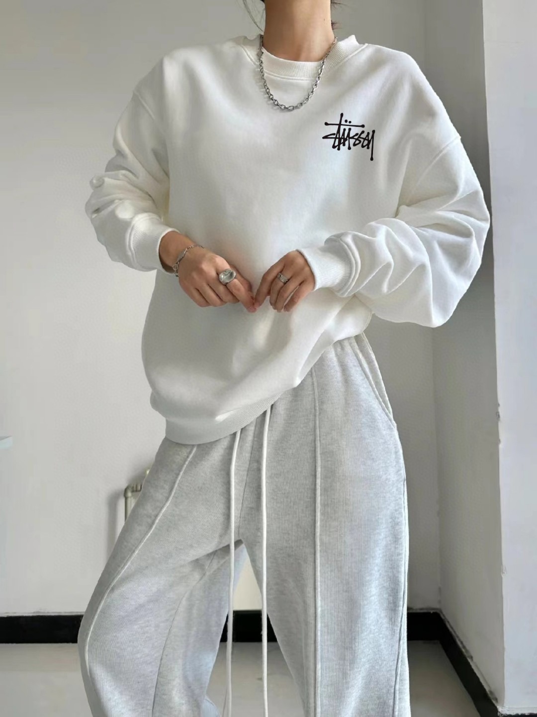 Stylish Silver Velvet Coat with Custom Details for Fall Fashion in M-XXL Sizes - 图片 4