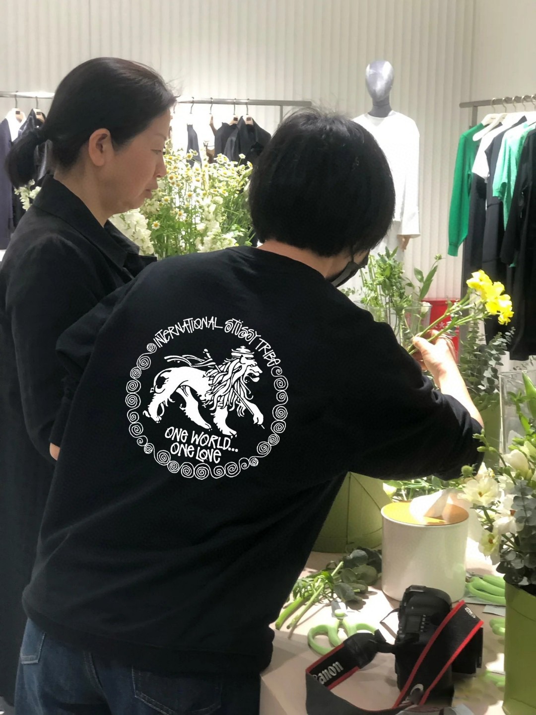 Stylish Silver Velvet Coat with Custom Details for Fall Fashion in M-XXL Sizes - 图片 5