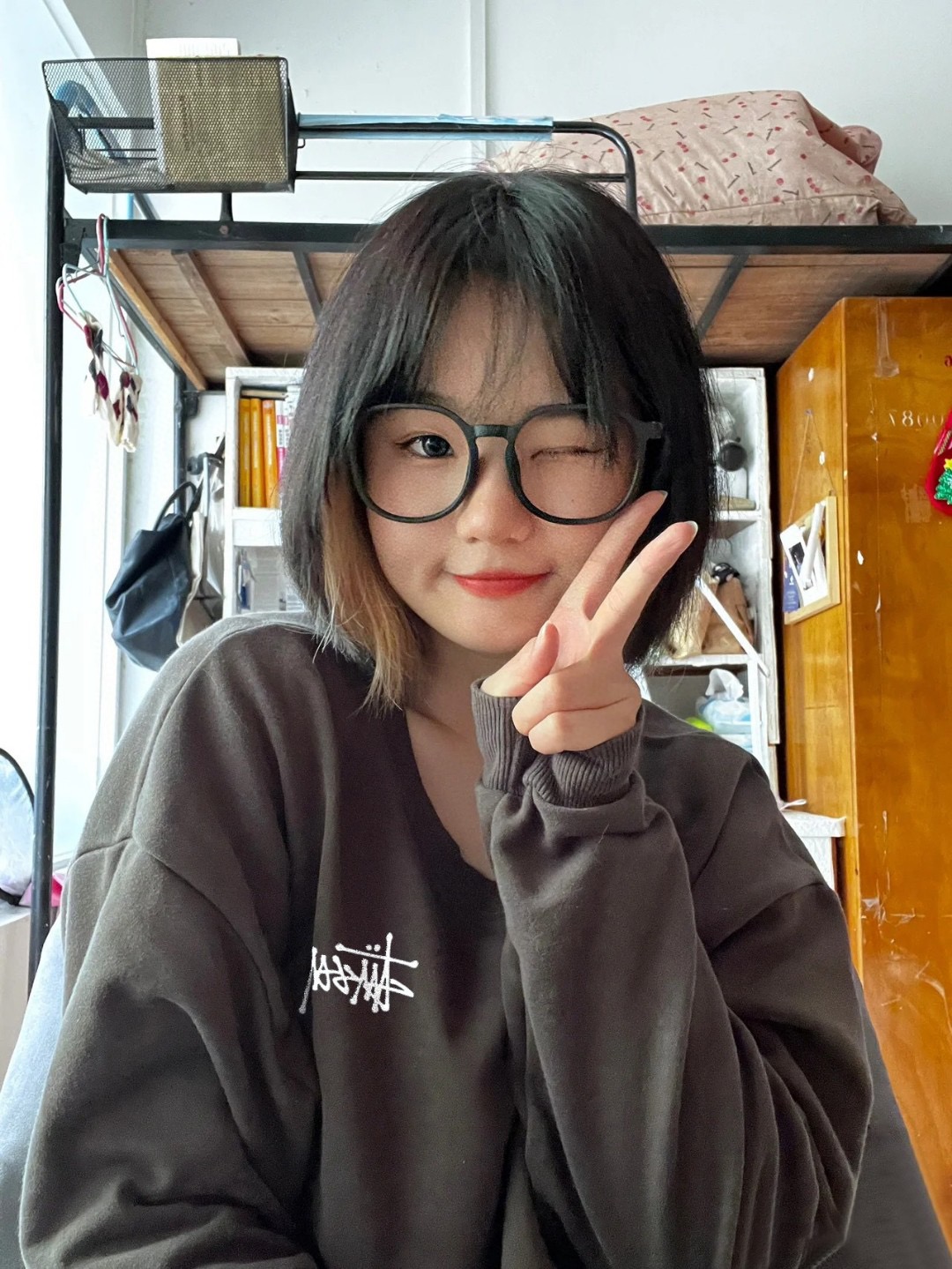 Stylish Silver Velvet Coat with Custom Details for Fall Fashion in M-XXL Sizes - 图片 6