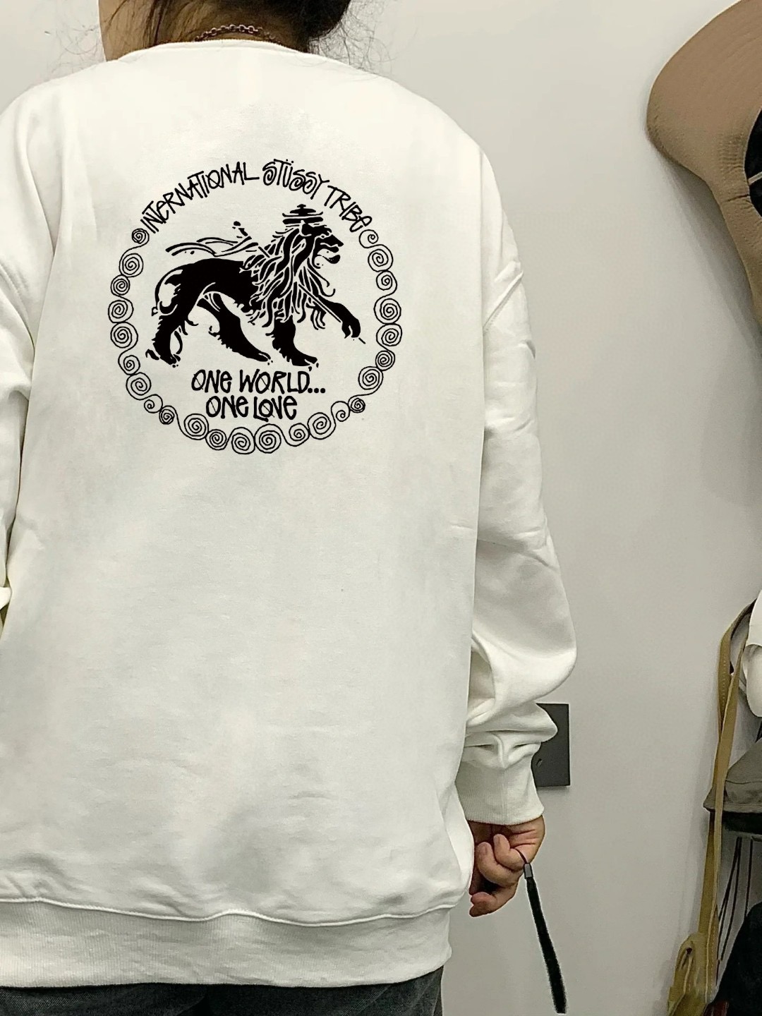 Stylish Silver Velvet Coat with Custom Details for Fall Fashion in M-XXL Sizes - 图片 3