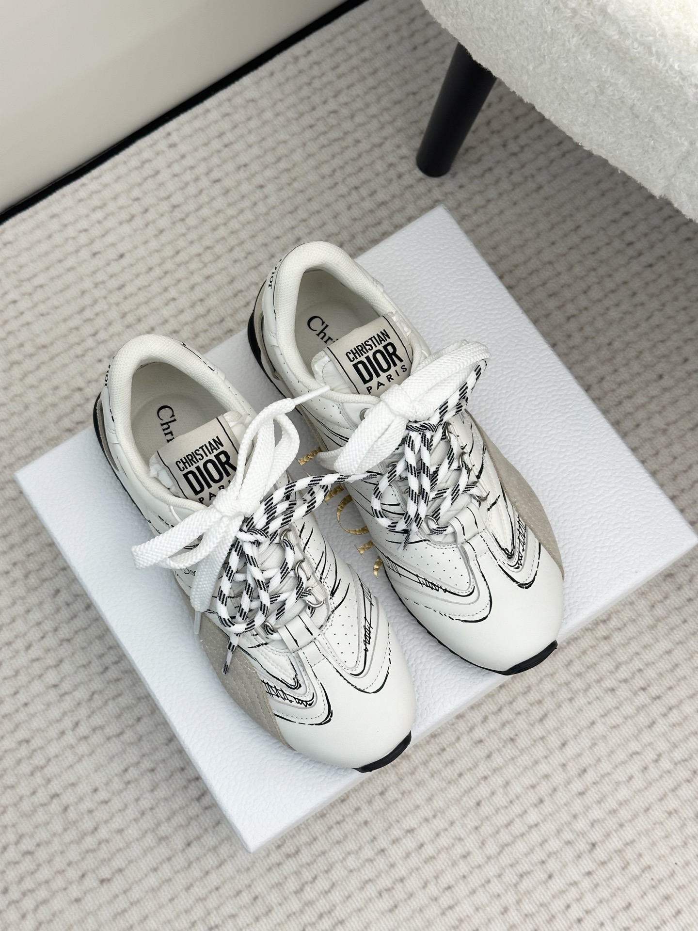 NO:232372,Dior D-Sketch sneakers are released in the 25ss spring and summer ready-to-wear series, highlighting the classic retro aesthetic. They are carefully crafted in white nylon and cowhide leather, decorated with printed logos inspired by the shoe production stage, paired with beige suede cowhide leather inserts and pair of shoelaces. The side is decorated with handwritten Christian Dior Paris logo, and the heel and tongue are decorated with Christian Dior Paris logo inserts and signs. The pairing is exquisite with a two-color slim rubber sole, which adds a high-order temperament to all kinds of casual looks. Size# Women 35-40 (40 custom made without return or exchange), casual shoes/sports, dior, dior, sneakers, cowhide19860909Dior D-Sketch 运动鞋于迪奥 25ss 春夏成衣系列发布秀精彩亮相,彰显经典的复古美学 采用白色尼龙和牛皮革精心制作,饰以灵感源自鞋履制作阶段的印花标志,搭配米色绒面牛皮革镶片和双鞋带. 侧面饰以手写风格的Christian Dior Paris标志,鞋跟和鞋舌点缀以Christian Dior Paris标志镶片和标牌. 搭配双色纤薄橡胶鞋底更显精致,可为各式休闲造型增添高订气质. Size#女35-40（40订做不退换）,休闲鞋/运动鞋,dior,dior,sneakers,cowhide,Women's Shoes