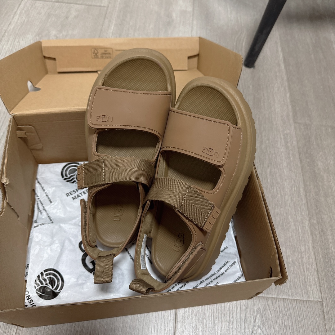 NO:245451,UGG official website's latest velcro cool gold sandals, dopamine color, full of vitality, really a super girl~ at a glance, EVA sole, soft and comfortable feet, versatile, become long legs in seconds, summer must-have items, size 35-41#, sandals, sandals19860909UGG官网最新推出的炫金魔术贴凉款炫金凉鞋,多巴胺色系,活力感拉满,真嘟超级少女~一眼沦陷,EVA大底,脚感软糯舒适,百搭,秒变大长腿,夏日必备单品 码数35-41＃,凉鞋,sandals,Women's Shoes
