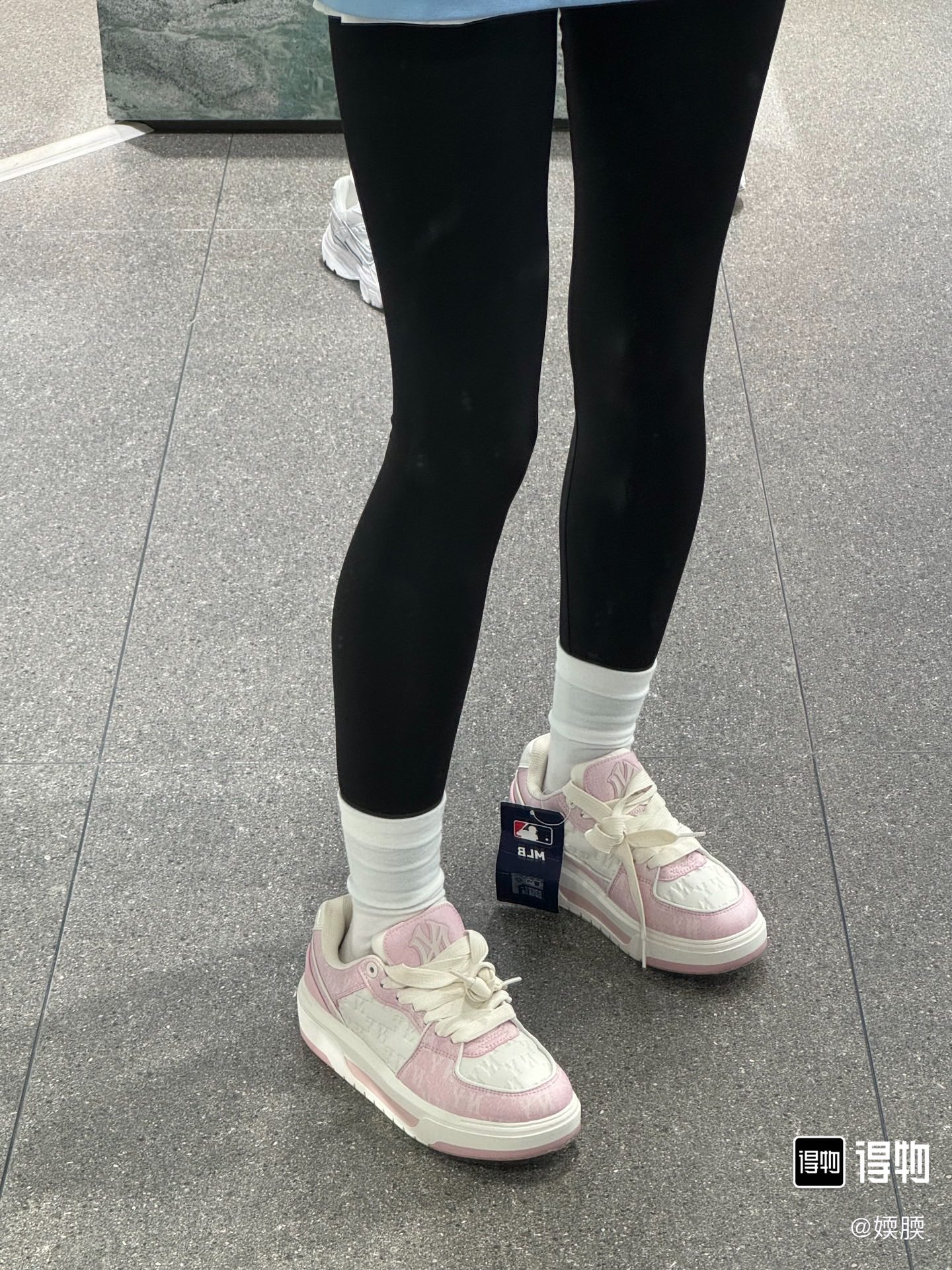 NO:725719,MLB series of retro sneakers, the overall style combines American street style and college style, very suitable for creating daily trendy wear. Four popular colors are displayed, including classic blue and white presbyopia, black and white panda, gentle pink and white, and retro burgundy presbyopia. Whether it is refreshing and energetic, versatile and simple, or sweet and cool atmosphere, it can satisfy. Casual shoes/sports shoes, sneakers19860909MLB 系列的复古板鞋,整体风格兼具美式街头感与学院风,非常适合打造日常潮流穿搭 展示了四款人气配色,包括经典蓝白老花、黑白熊猫、温柔粉白和复古酒红老花,无论是清爽活力、百搭简约还是甜酷氛围都能满足.,休闲鞋/运动鞋,sneakers,Women's Shoes