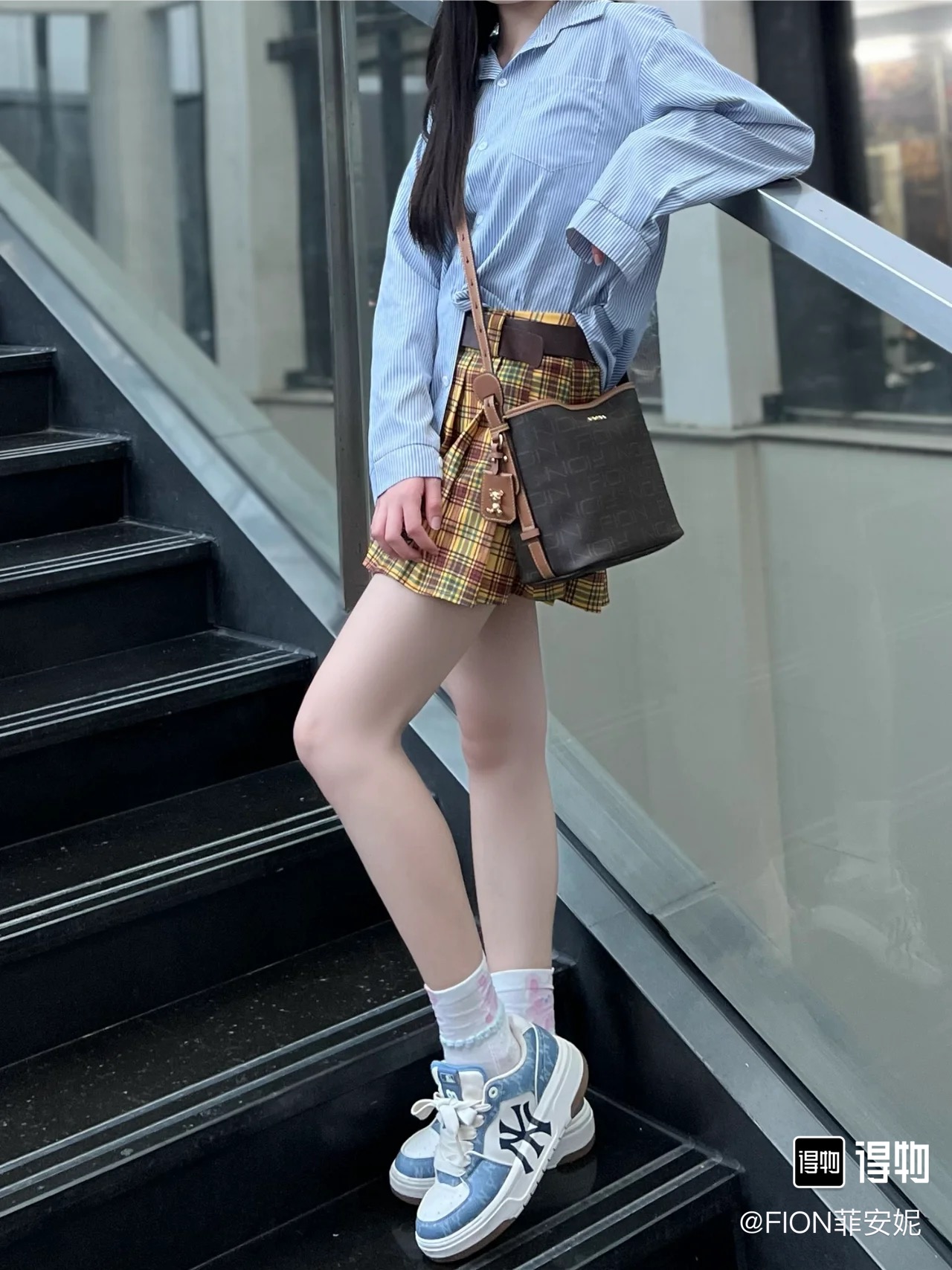 NO:725697,The sneakers are simply the iconic American retro style. The NY team logo is eye-catching and eye-catching. The thick-soled design not only comes with a heightening buff, but also quietly lengthens the leg lines. The shoe body is spliced with textured leather with presbyopic patterns, which directly fills the retro atmosphere. From refreshing white and blue presbyopia, classic black and white panda, to clean  All white, each pair has the word 'versatile' welded on the upper. It can be easily adapted to daily commuting, attending classes on campus, or going out on the weekends. These pairs of shoes can be the finishing touch of the style, and they are treasures that you can never go wrong with in your shoe cabinet~~~, casual shoes/sports shoes, sneakers19860909板鞋简直是美式复古风的标志性的NY队标Logo醒目又吸睛,厚底设计不仅自带增高buff,还能悄悄拉长腿部线条.鞋身用老花图案拼接质感皮革,复古氛围直接拉满.从清爽的白蓝老花、经典的黑白熊猫,到干净的全白款,每一双都把“百搭”两个字焊在鞋面上,无论是日常通勤、校园上课还是周末出街,都能轻松适配.这几双鞋都能成为造型的点睛之笔,是鞋柜里闭眼入都不会出错的宝藏款～～～,休闲鞋/运动鞋,sneakers,Women's Shoes