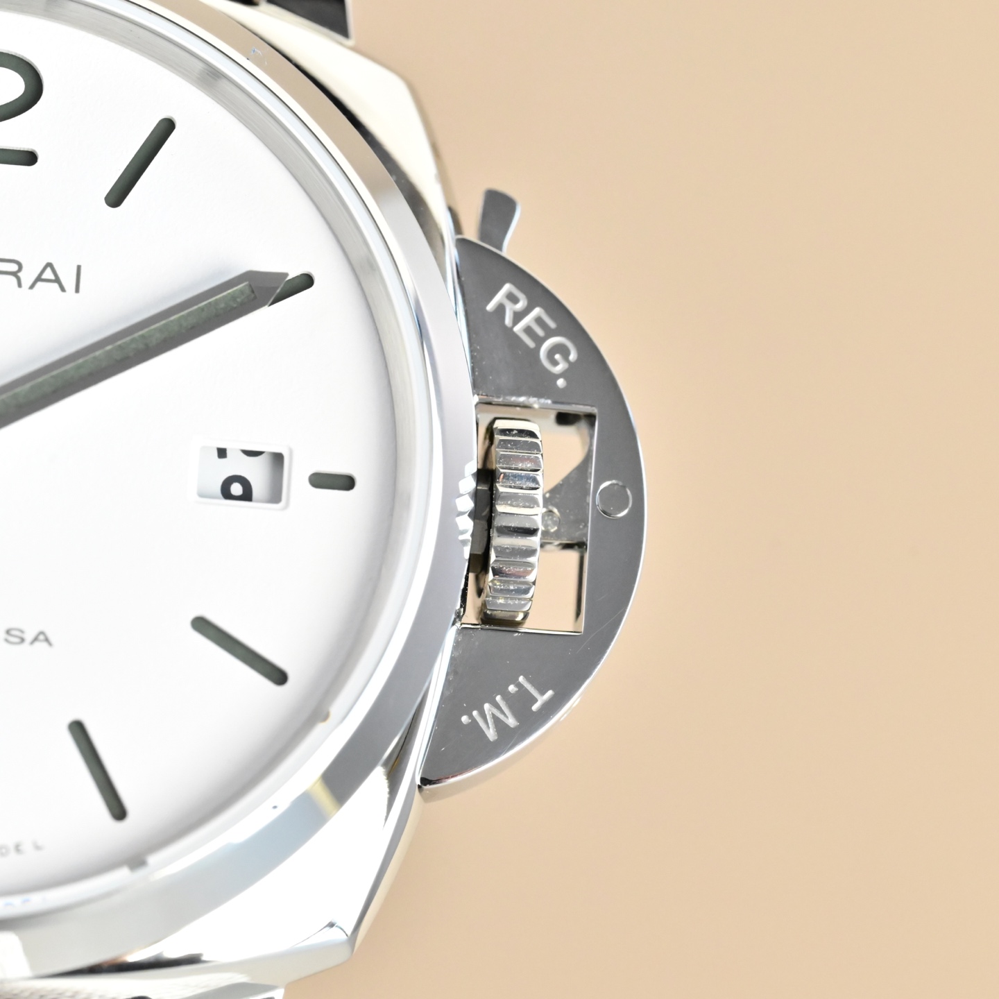 Panerai Luminor Due Luna Rossa cassa in acciaio inossidabile, protezione della corona con lunetta nera, quadrante bianco, cinturino nero con striscia rossa 38 mm Automatico da uomo