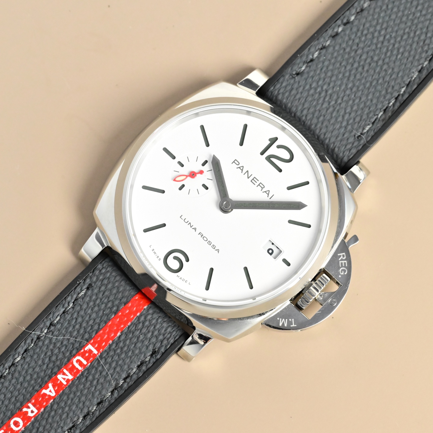 Panerai Luminor Due Luna Rossa cassa in acciaio inossidabile, protezione della corona con lunetta nera, quadrante bianco, cinturino nero con striscia rossa 38 mm Automatico da uomo