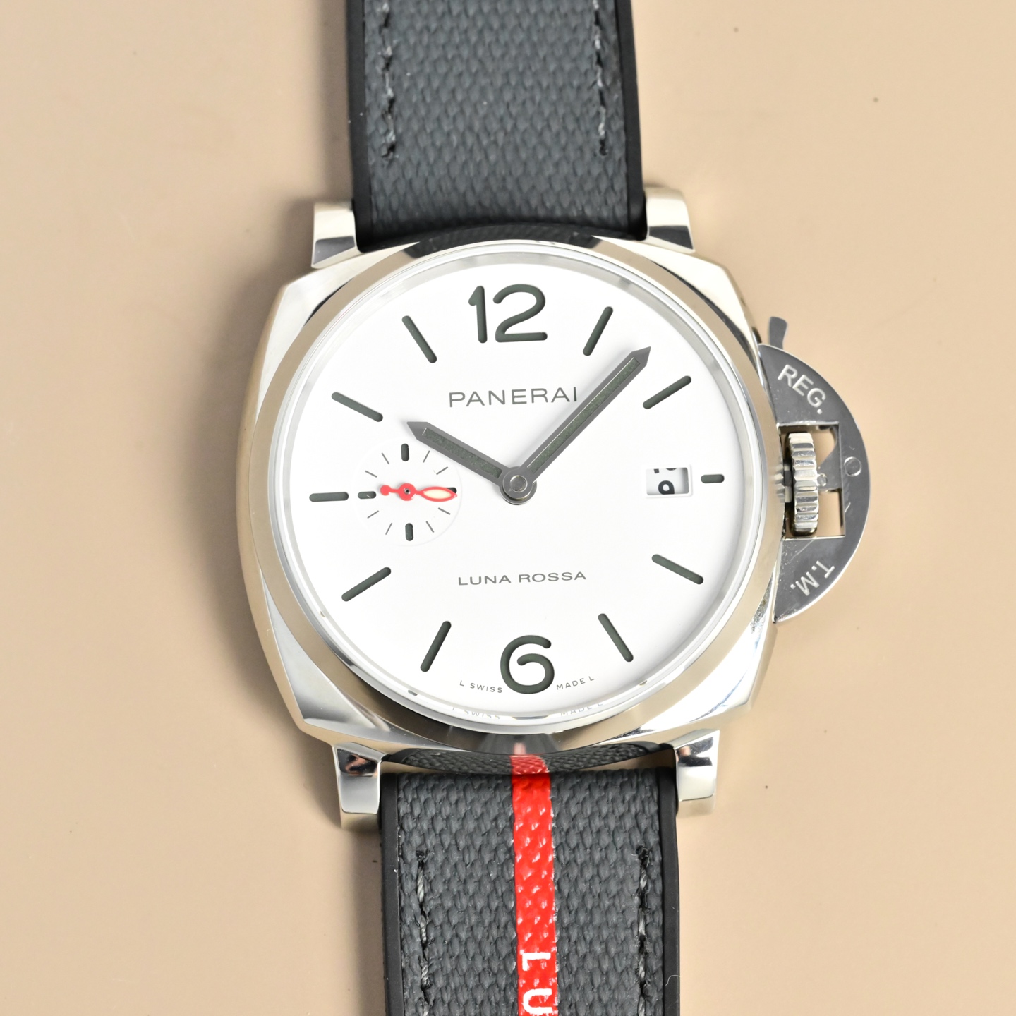 Panerai Luminor Due Luna Rossa cassa in acciaio inossidabile, protezione della corona con lunetta nera, quadrante bianco, cinturino nero con striscia rossa 38 mm Automatico da uomo
