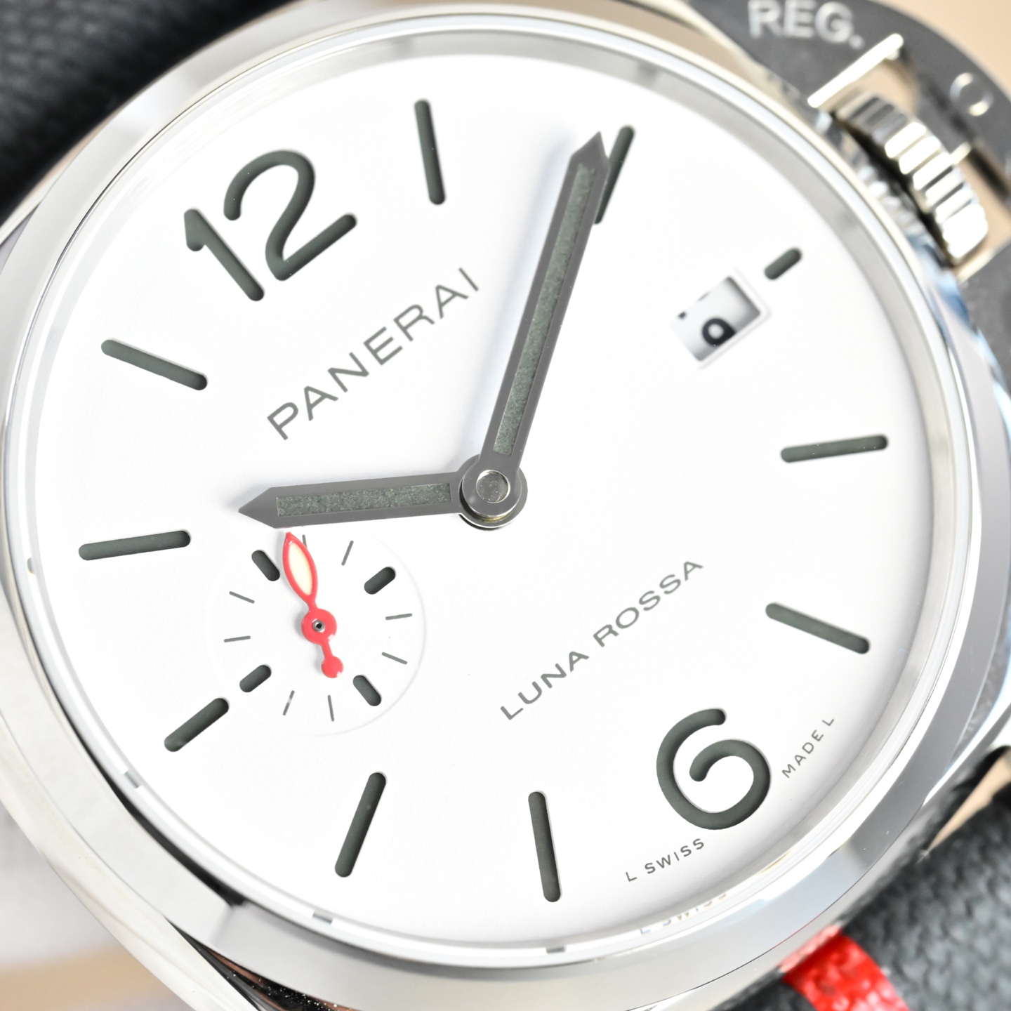 Panerai Luminor Due Luna Rossa cassa in acciaio inossidabile, protezione della corona con lunetta nera, quadrante bianco, cinturino nero con striscia rossa 38 mm Automatico da uomo
