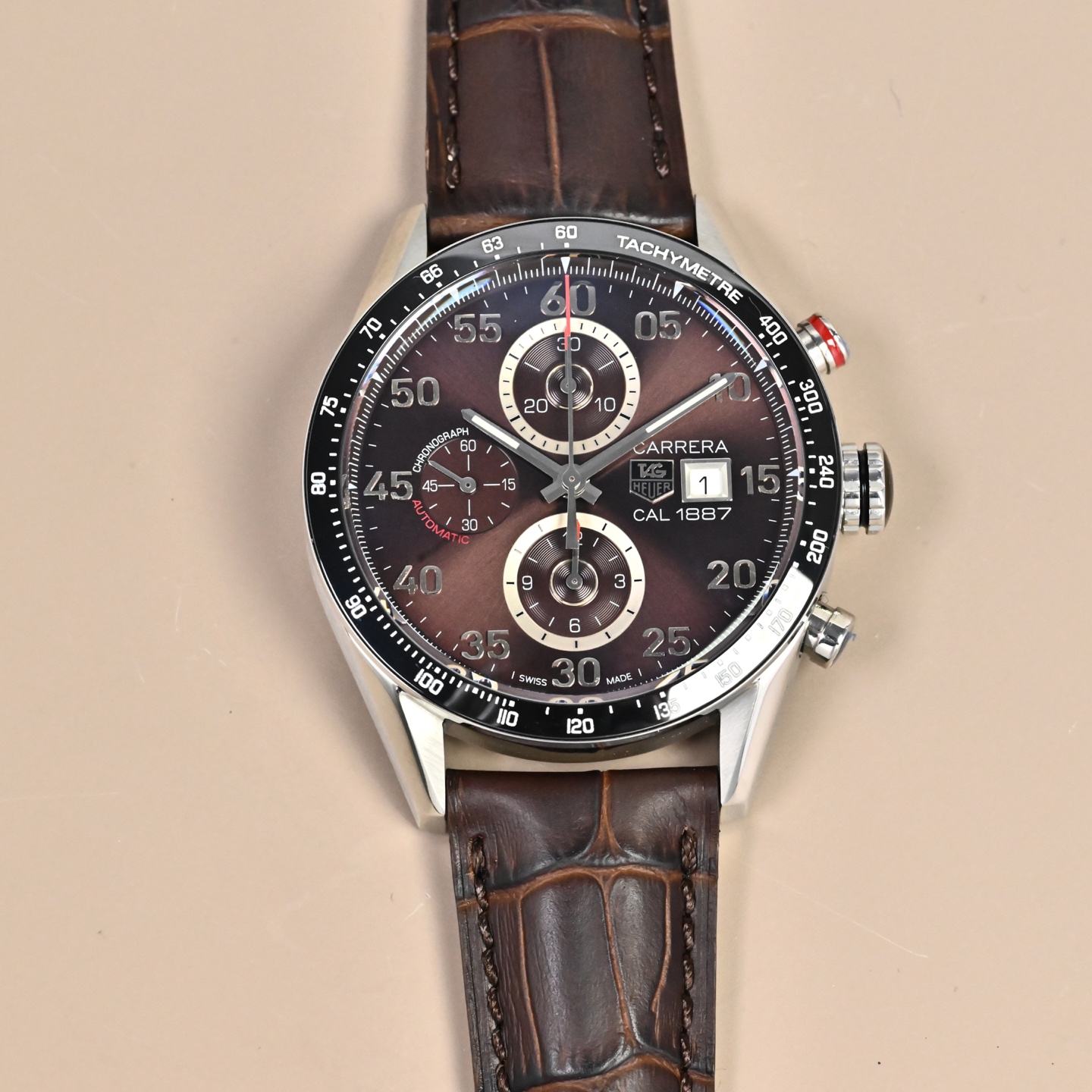 NO:662820,Unified Time Factory TAG Heuer Carrera series CV2A12.FC6236 watch, stainless steel case with dark brown Italian imported calfskin strap, sapphire crystal glass, brown dial, equipped with CAL.1887 automatic mechanical chronograph movement, size 43 mm.,,tag heue,cowhide19860909统一 Time Factory泰格豪雅卡莱拉系列CV2A12.FC6236腕表,精钢表壳搭配深棕色意大利进口小牛皮表带,蓝宝石水晶玻璃,棕色表盘,搭载CAL.1887自动机械计时机芯,尺寸43毫米.,,tag heue,cowhide,Watch