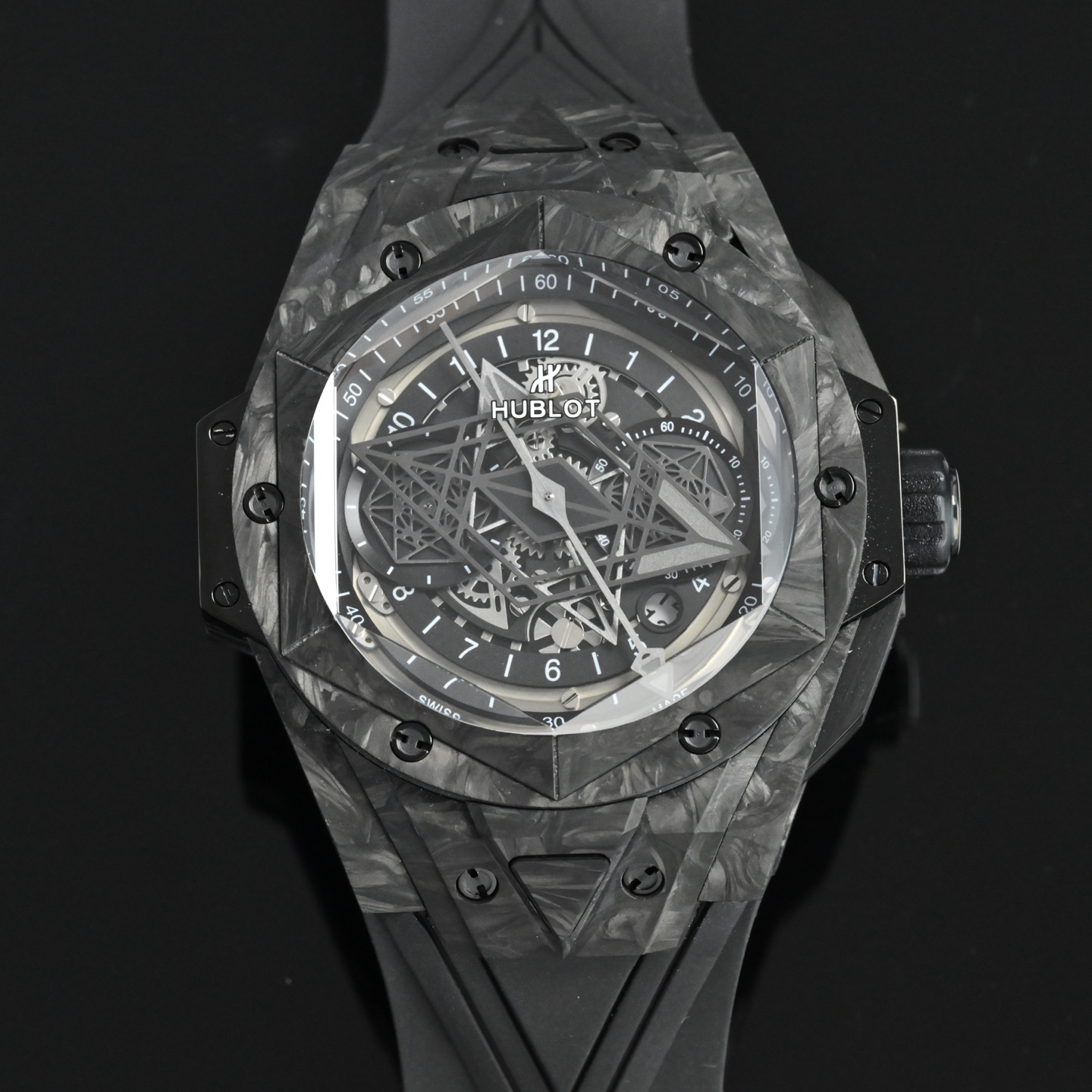 NO:676360,Hublot launches the first black carbon fiber limited collection model. 'Carbon' is the highlight of the new Big Bang Sang Bleu II tattoo watch. It continues the geometric pattern design of the second generation tattoo with hexagons and rhombuses, but uses black carbon fiber to create a new limited edition tattoo. It interprets Hublot's slogan 'Everything is visible'. This material has never been used in domestic tattoo models. This is also a historical breakthrough, providing customers with more choices.  In particular, this material is easy to handle, making it easier to wear this large-sized watch; wear-resistant and durable is no longer a problem, and it will last forever. Another Tattoo ll watch cleverly conceived using geometric figures, which perfectly interprets the brand's ambitions and design concepts. The Tattoo ll watch uses finer line design to create a three-dimensional and vivid three-dimensional visual experience.  1 Full carbon fiber 45mm case diameter, unique material, showing a perfect fusion of matte texture and three-dimensional texture. The upper graphic elements run through the case and are integrated into the hexagonal bezel through cutting and engraving. 6 H-shaped titanium screws firmly fix the bezel. The lugs have a strong sense of design, with steep angles and tough lines. 2 The most eye-catching part of the dial is the diamond-shaped hour and minute hands and the two hexagonal dial hands. When the time turns, a different geometric pattern visual effect will appear.  3. Imported oxygen rubber strap, one piece of quick release, presenting a three-dimensional visual experience with geometric lines. 4. Easy-to-use folding clasp. Same as the original model. 5. It adopts a fully automatic timing movement, a titanium inner liner, and satin hollow hands. The watch mirror uses anti-reflective treatment and multi-faceted sapphire glass will never be scratched. The imported fluorine rubber strap makes it more comfortable to wear!  !  !  ,19860909宇舶首发黑色碳纤维 限量典藏款 《碳》为观止 全新Big Bang Sang Bleu II 刺青腕表 延续二代刺青六边形,菱形等几何图案设计,却使用了黑色碳纤维,打造出一个全新限量刺青.   诠释了宇舶的slogan的[无不可见之可见].这个材质从未应用在国内的刺青款上,这也是历史性的突破,为客户提供更丰富的选择. 尤其这个材质上手轻便,使佩戴这个大尺寸腕表也变得更( 轻松 )的事了;耐磨耐造也是不再话下,历久而弥新. 又款利用几何图形巧妙构思的刺青ll腕表,完美演绎了该品牌的雄心壮志和设计理念.刺青ll腕表运用了更为精细的线条设计,打造出立体生动的三维视觉体验.  1全『碳』纤维45mm表壳直径,独特的材质,呈现哑光质感与立体纹理的完美融合,上图形元素贯穿表壳,通过切割和雕刻融入到六边形表圈之中.6颗H型钛金螺钉牢固定表圈.表耳处带有很强的设计感,角度陡峭,线条硬朗. 2表盘最为抢眼的就是菱形的时分针和两个六边形的盘针,时间转时就会出现别样的几何图案视觉效果.  3进口氧橡胶表带,一件快拆,以几何线条呈现出三维视觉体验. 4简易使用折叠式表扣.原装同款 5采用全自动计时机芯,钛金属内胆底片,缎面镂空指针,表镜使用防反光处理多面蓝宝石玻璃永不刮花,进口氟橡胶表带使佩戴更加舒适！！！,,Watch