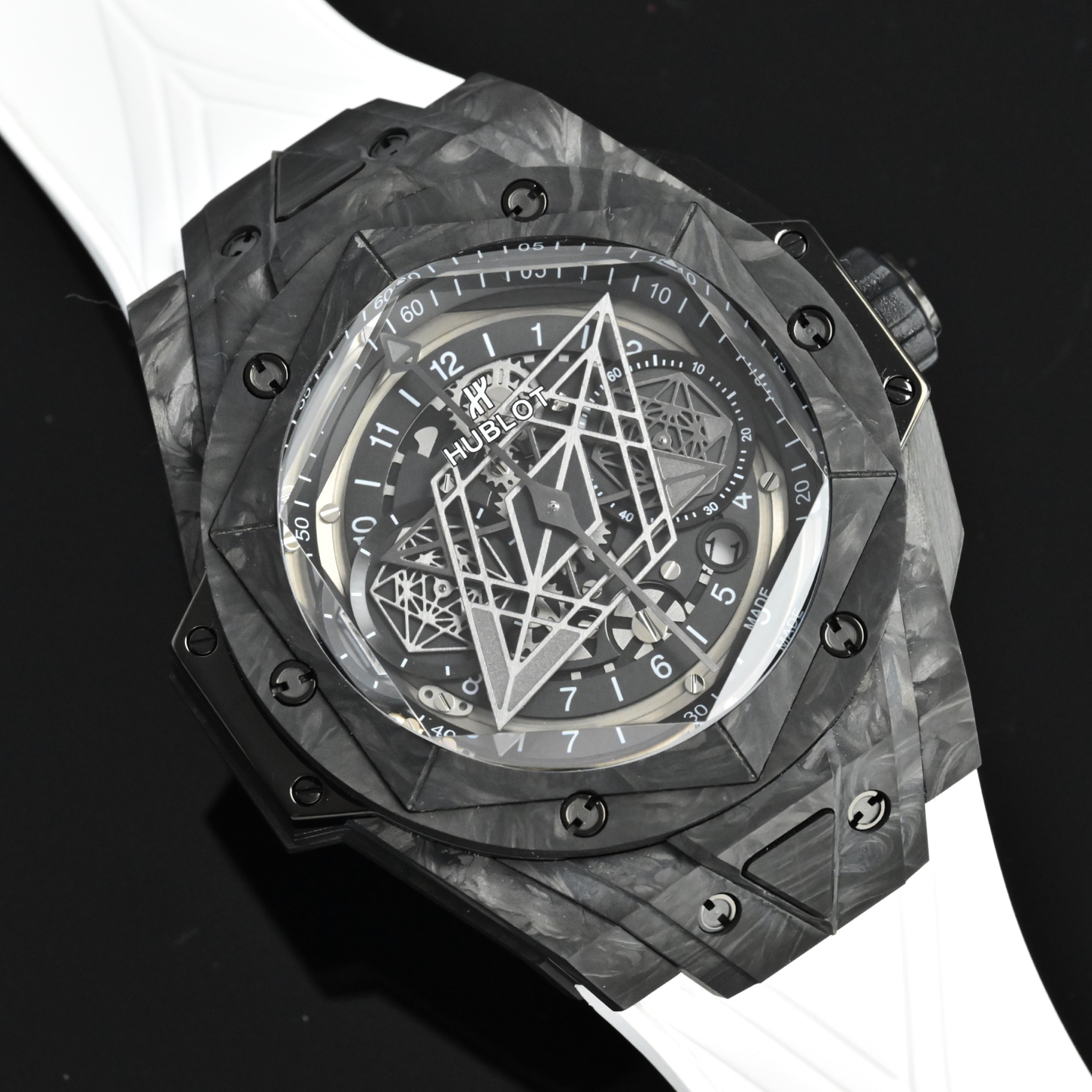 NO:670341,Hublot launches the first black carbon fiber limited collection model. 'Carbon' is the highlight of the new Big Bang Sang Bleu II tattoo watch. It continues the geometric pattern design of the second generation tattoo with hexagons and rhombuses, but uses black carbon fiber to create a new limited edition tattoo. It interprets Hublot's slogan 'Everything is visible'. This material has never been used in domestic tattoo models. This is also a historical breakthrough, providing customers with more choices.  In particular, this material is easy to handle, making it easier to wear this large-sized watch; wear-resistant and durable is no longer a problem, and it will last forever. Another Tattoo ll watch cleverly conceived using geometric figures, which perfectly interprets the brand's ambitions and design concepts. The Tattoo ll watch uses finer line design to create a three-dimensional and vivid three-dimensional visual experience.  1 Full carbon fiber 45mm case diameter, unique material, showing a perfect fusion of matte texture and three-dimensional texture. The upper graphic elements run through the case and are integrated into the hexagonal bezel through cutting and engraving. 6 H-shaped titanium screws firmly fix the bezel. The lugs have a strong sense of design, with steep angles and tough lines. 2 The most eye-catching part of the dial is the diamond-shaped hour and minute hands and the two hexagonal dial hands. When the time turns, a different geometric pattern visual effect will appear.  3. Imported oxygen rubber strap, one piece of quick release, presenting a three-dimensional visual experience with geometric lines. 4. Easy-to-use folding clasp. Same as the original model. 5. It adopts a fully automatic timing movement, a titanium inner liner, and satin hollow hands. The watch mirror uses anti-reflective treatment and multi-faceted sapphire glass will never be scratched. The imported fluorine rubber strap makes it more comfortable to wear!  !  !  ,19860909宇舶首发黑色碳纤维 限量典藏款 《碳》为观止 全新Big Bang Sang Bleu II 刺青腕表 延续二代刺青六边形,菱形等几何图案设计,却使用了黑色碳纤维,打造出一个全新限量刺青.   诠释了宇舶的slogan的[无不可见之可见].这个材质从未应用在国内的刺青款上,这也是历史性的突破,为客户提供更丰富的选择. 尤其这个材质上手轻便,使佩戴这个大尺寸腕表也变得更( 轻松 )的事了;耐磨耐造也是不再话下,历久而弥新. 又款利用几何图形巧妙构思的刺青ll腕表,完美演绎了该品牌的雄心壮志和设计理念.刺青ll腕表运用了更为精细的线条设计,打造出立体生动的三维视觉体验.  1全『碳』纤维45mm表壳直径,独特的材质,呈现哑光质感与立体纹理的完美融合,上图形元素贯穿表壳,通过切割和雕刻融入到六边形表圈之中.6颗H型钛金螺钉牢固定表圈.表耳处带有很强的设计感,角度陡峭,线条硬朗. 2表盘最为抢眼的就是菱形的时分针和两个六边形的盘针,时间转时就会出现别样的几何图案视觉效果.  3进口氧橡胶表带,一件快拆,以几何线条呈现出三维视觉体验. 4简易使用折叠式表扣.原装同款 5采用全自动计时机芯,钛金属内胆底片,缎面镂空指针,表镜使用防反光处理多面蓝宝石玻璃永不刮花,进口氟橡胶表带使佩戴更加舒适！！！,,Watch