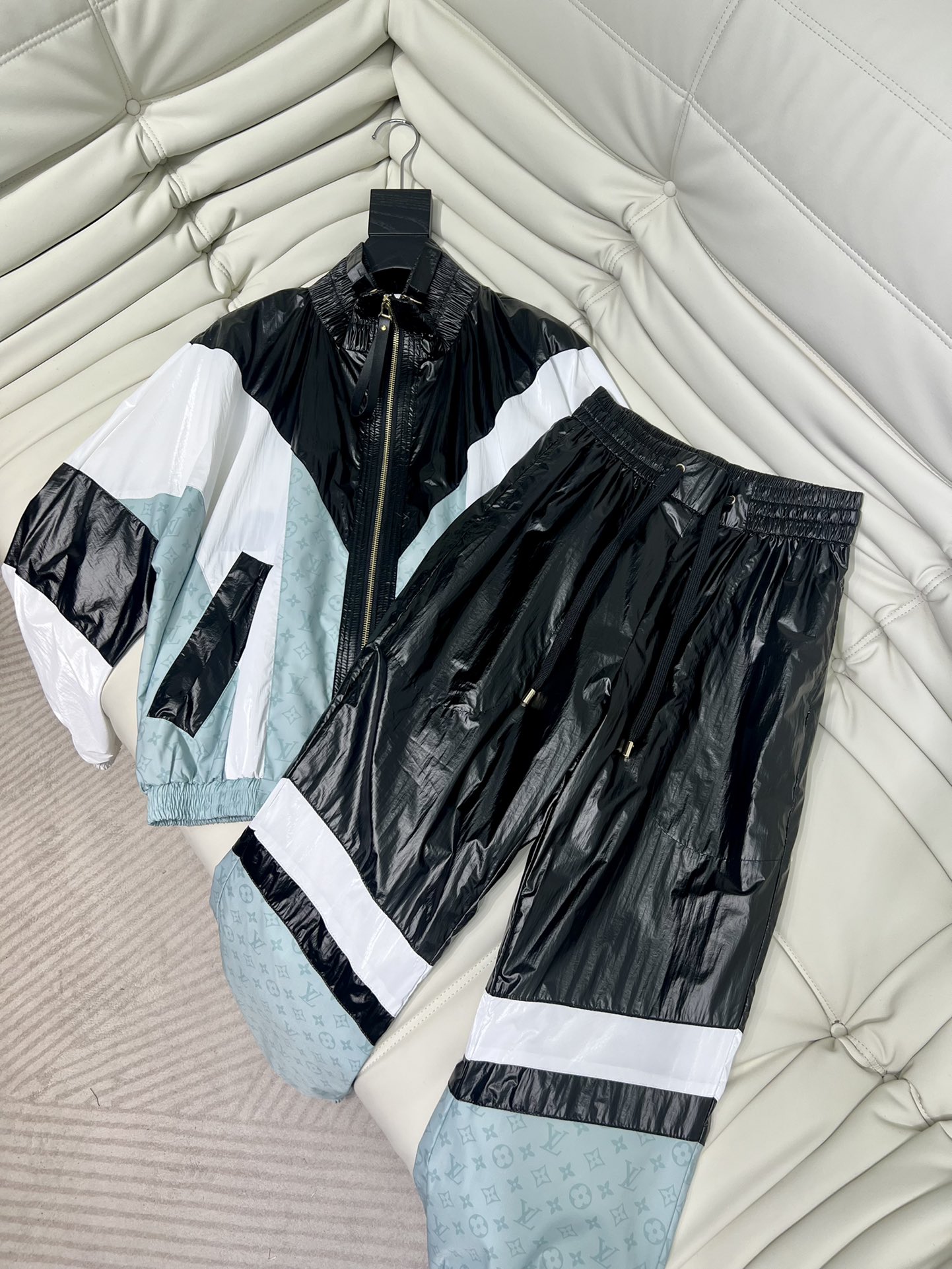 Louis Vuitton Vêtements Manteaux & Blousons Culottes & Pantalons Tenues Deux Pièces & Ensembles Assortis épissure SML201908480