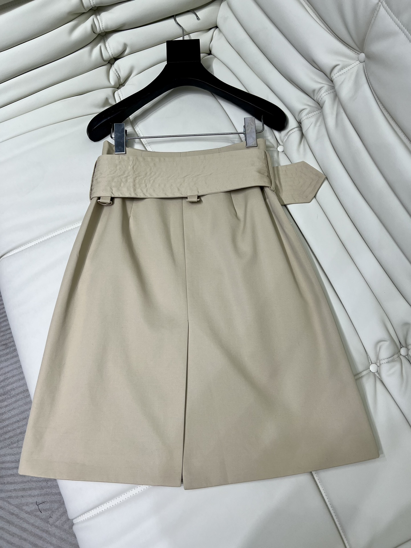 High-Quality Single-Size Female Suit: Classic Windshirts and Coats with Customized Fabric - 图片 4