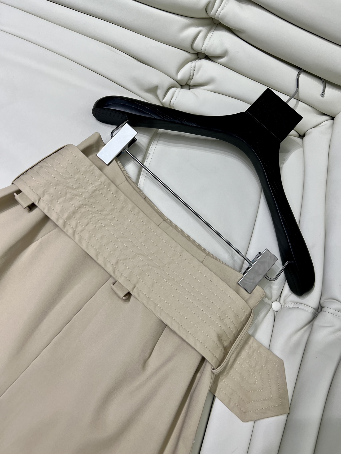 High-Quality Single-Size Female Suit: Classic Windshirts and Coats with Customized Fabric - 图片 5