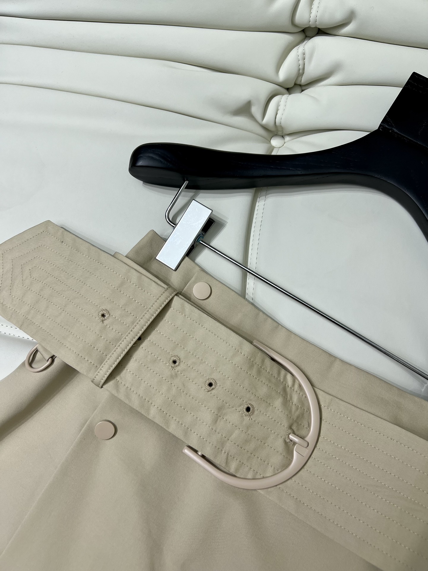 High-Quality Single-Size Female Suit: Classic Windshirts and Coats with Customized Fabric - 图片 2