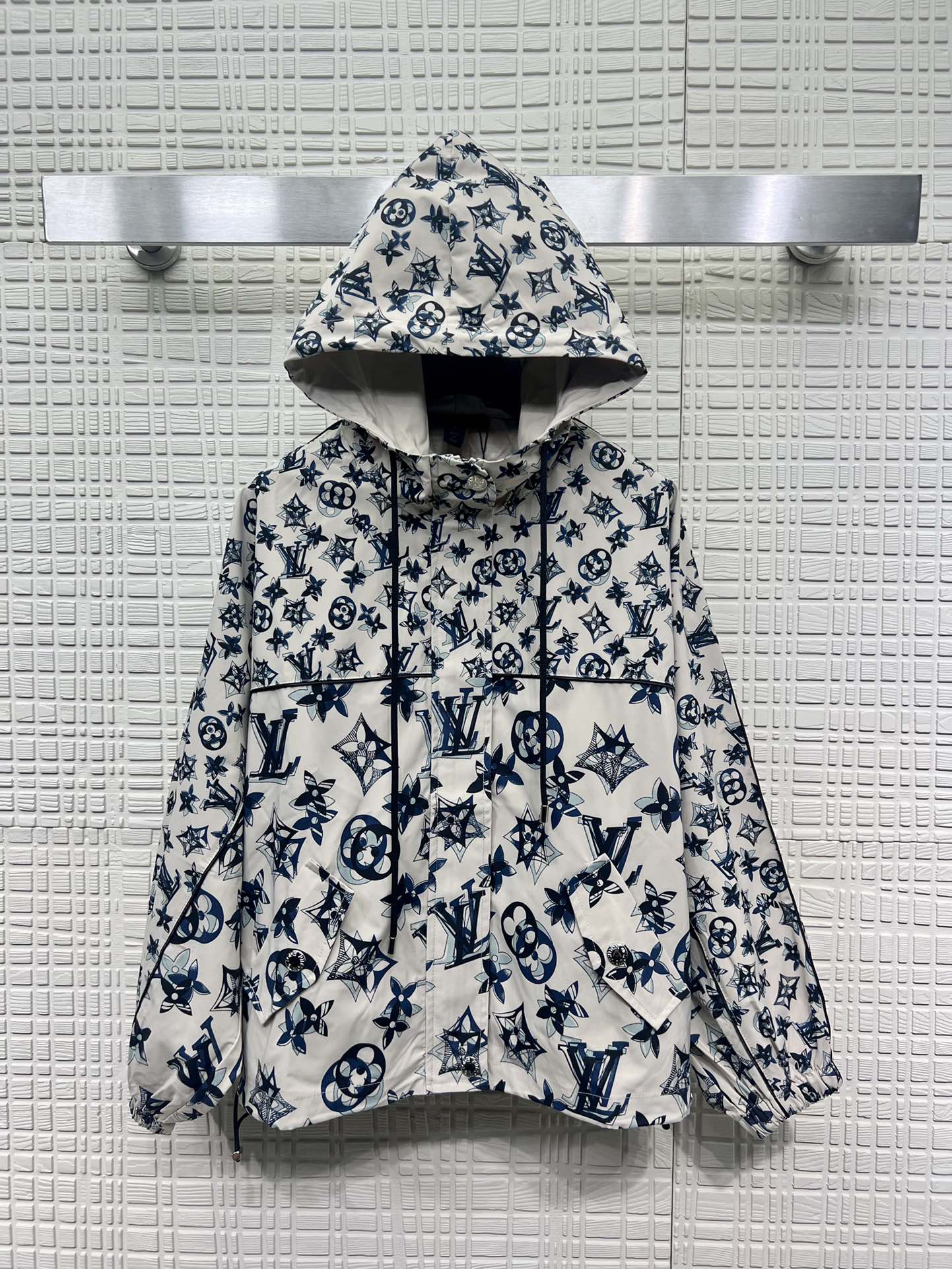 Faux
 Louis Vuitton Vêtements Manteaux & Blousons Imprimé Série automne Top à capuche