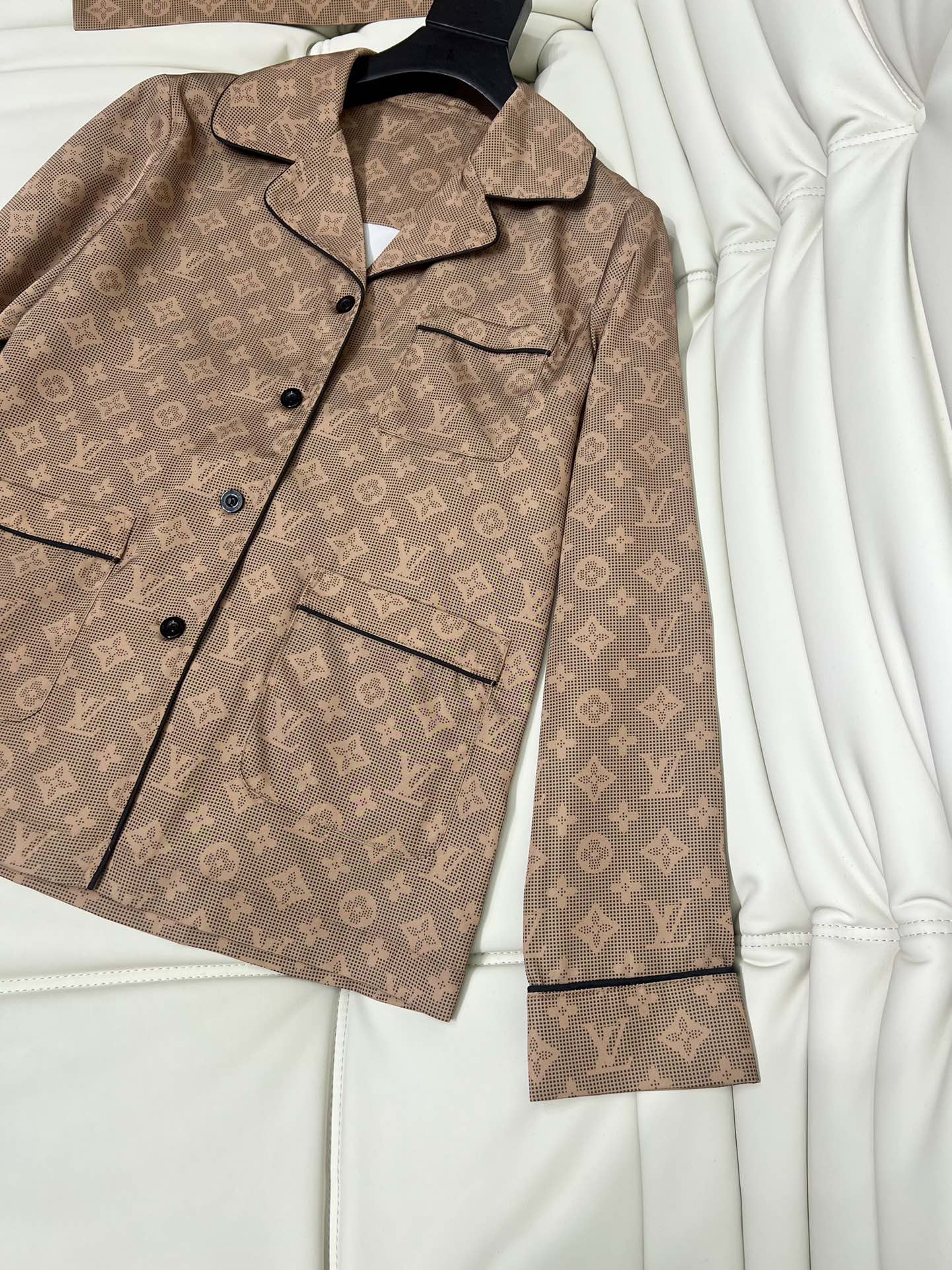 “Women’s One-Size-Fits-All Suit with Classic Romo Pyjamas: Elegant and High-Quality Details” - 图片 4