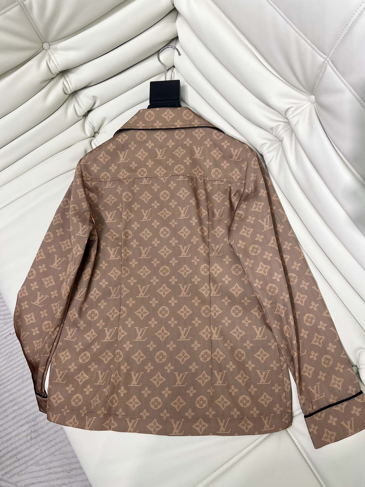 “Women’s One-Size-Fits-All Suit with Classic Romo Pyjamas: Elegant and High-Quality Details” - 图片 8