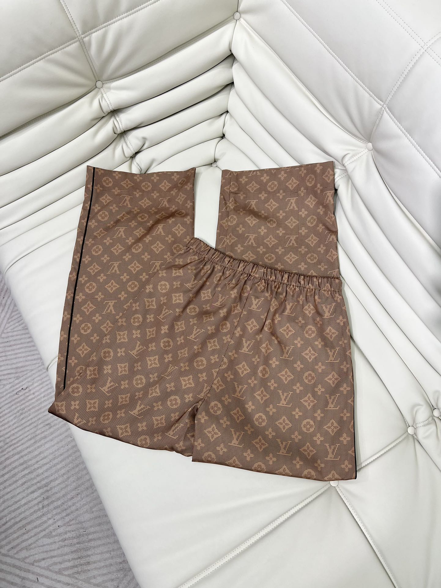 “Women’s One-Size-Fits-All Suit with Classic Romo Pyjamas: Elegant and High-Quality Details” - 图片 6