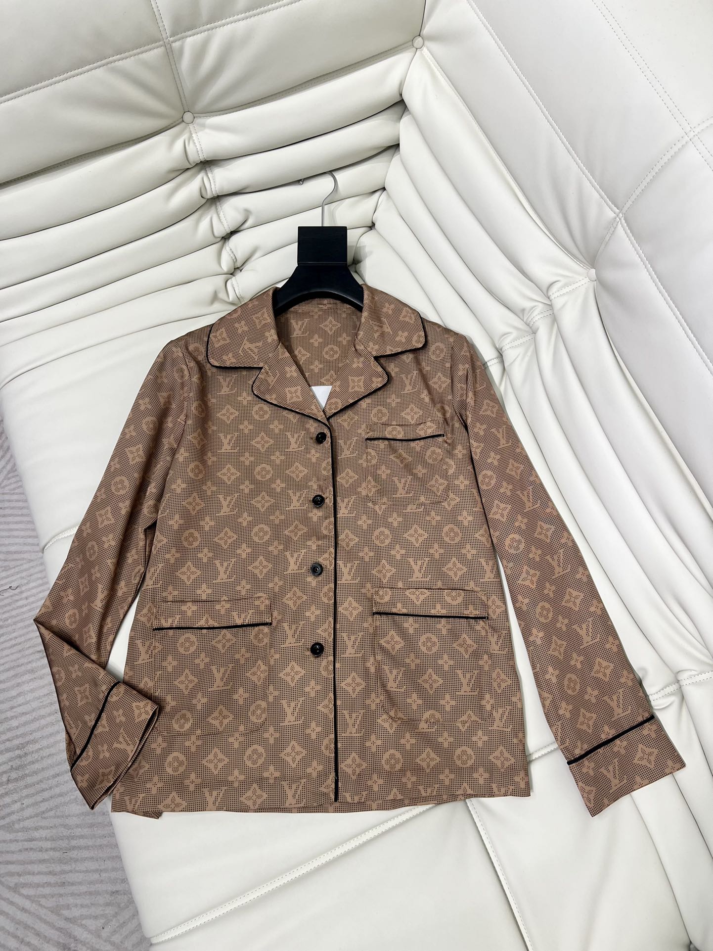 “Women’s One-Size-Fits-All Suit with Classic Romo Pyjamas: Elegant and High-Quality Details” - 图片 2