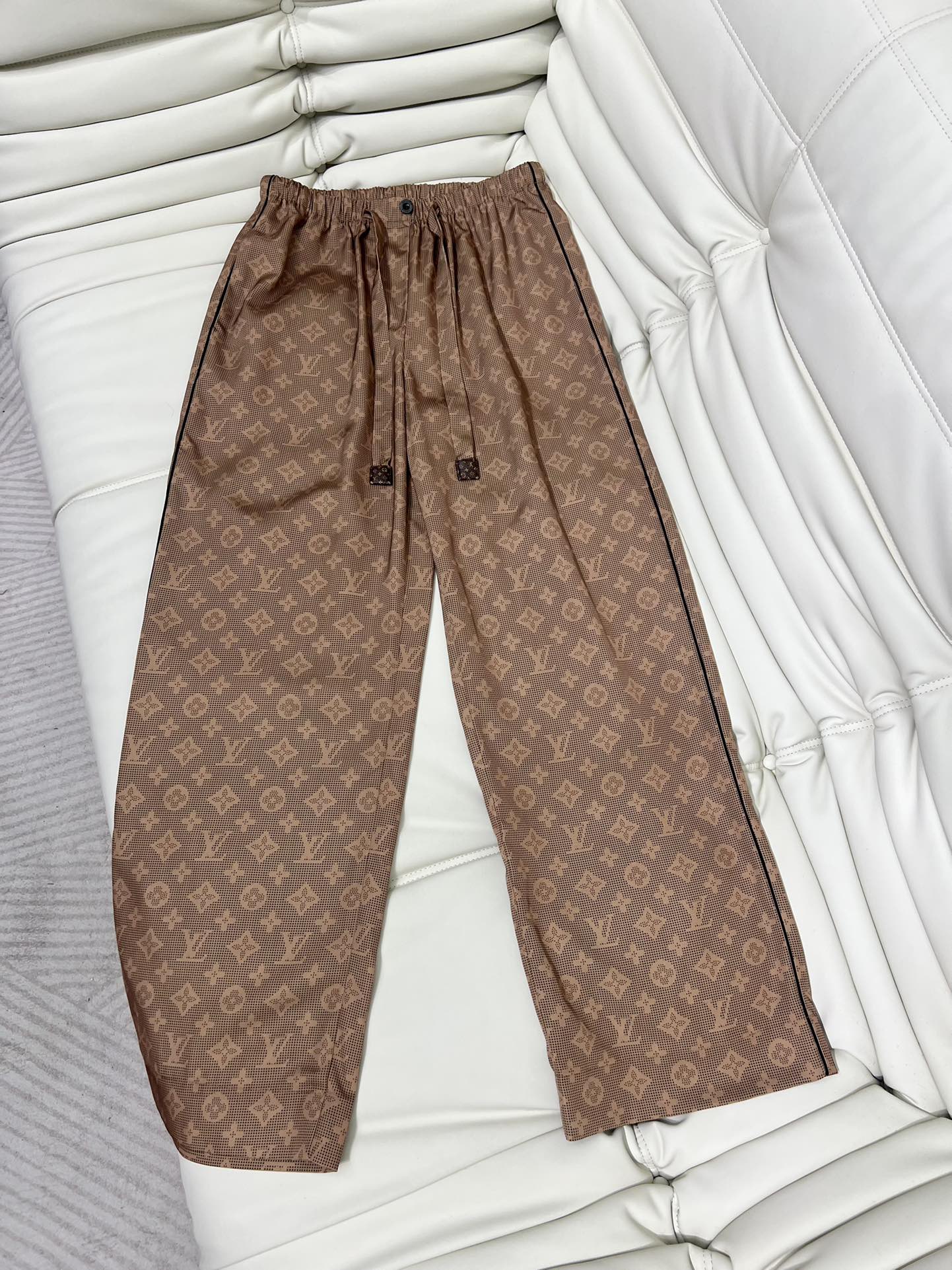 “Women’s One-Size-Fits-All Suit with Classic Romo Pyjamas: Elegant and High-Quality Details” - 图片 5