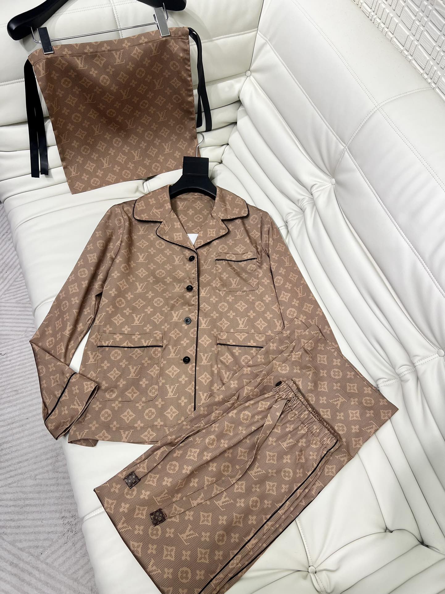 “Women’s One-Size-Fits-All Suit with Classic Romo Pyjamas: Elegant and High-Quality Details”