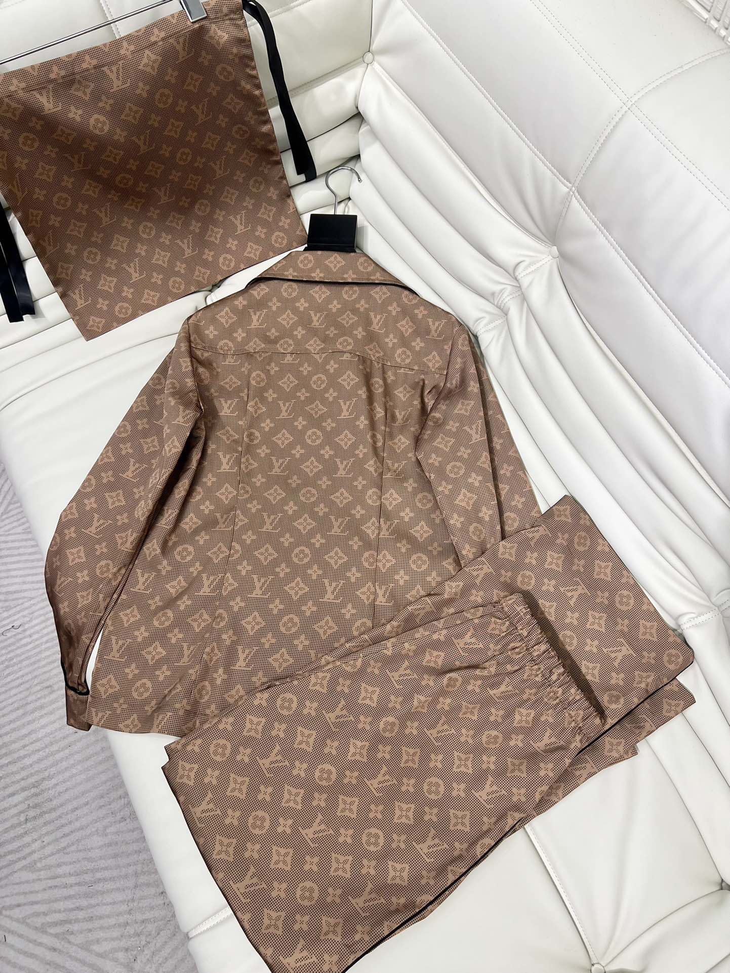 “Women’s One-Size-Fits-All Suit with Classic Romo Pyjamas: Elegant and High-Quality Details” - 图片 7