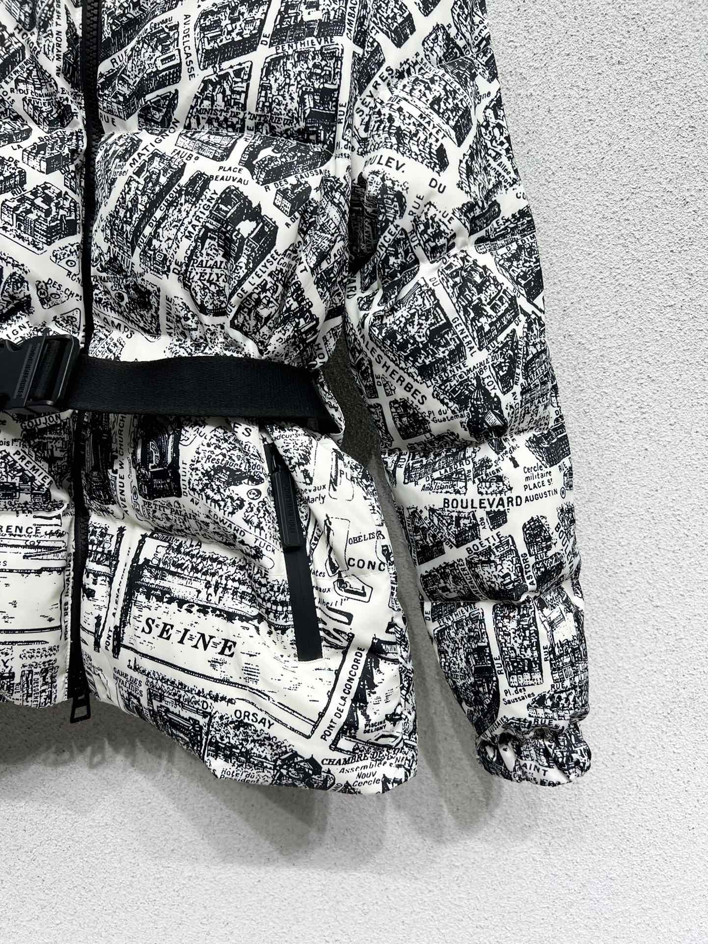 Stylish Paris Map Velvet Coat for Women: High-Quality, Warm, and Dust-Proof. - 图片 4