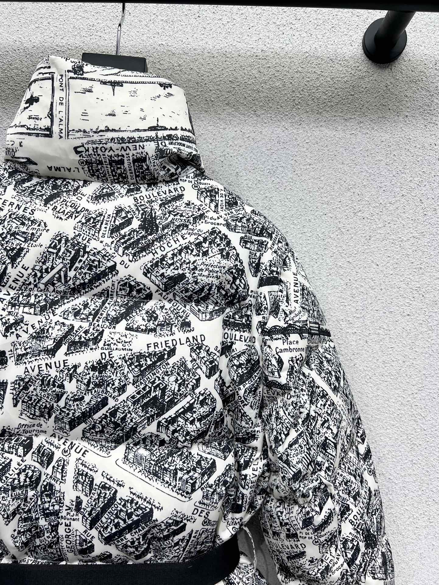 Stylish Paris Map Velvet Coat for Women: High-Quality, Warm, and Dust-Proof. - 图片 7