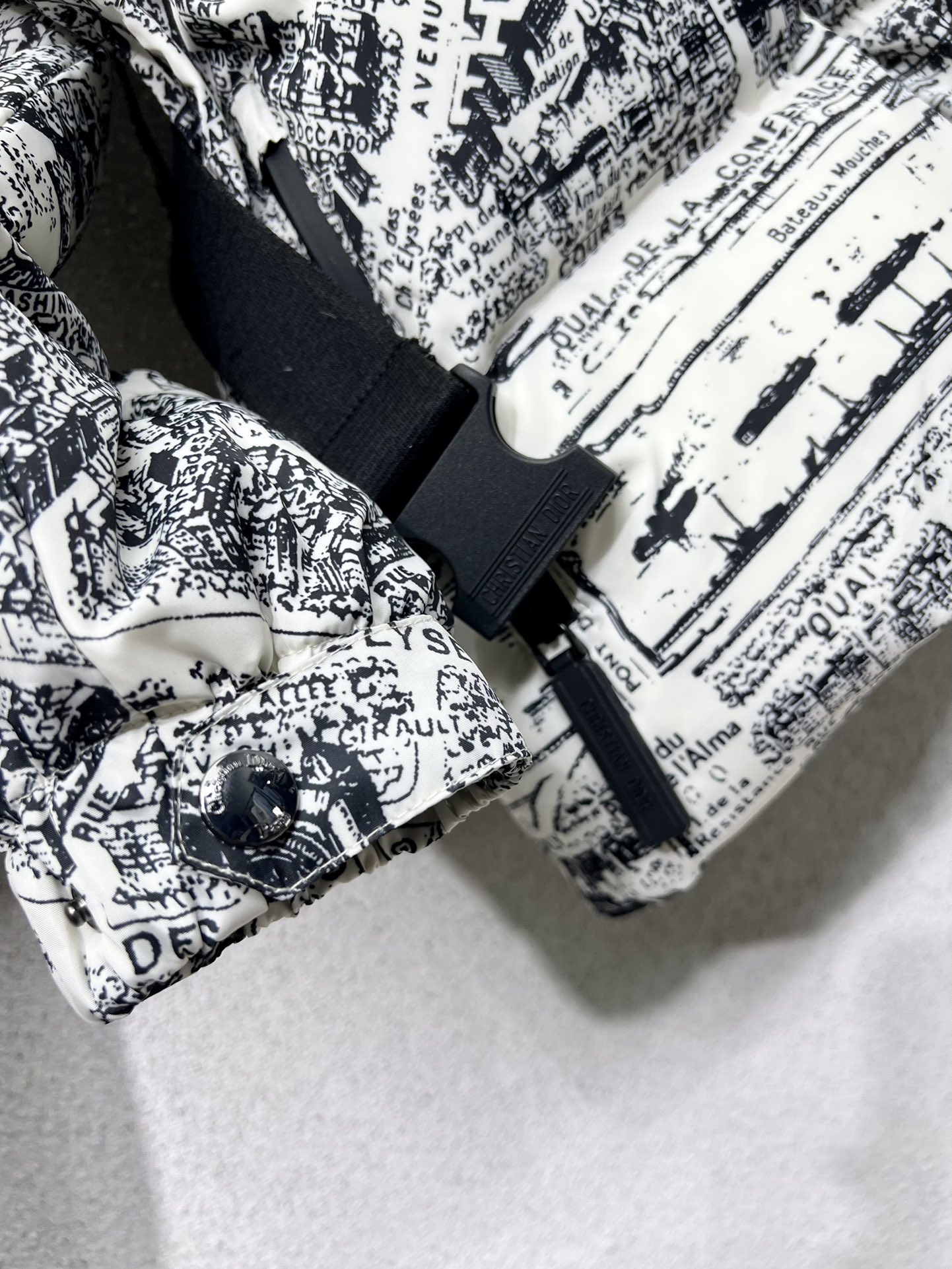 Stylish Paris Map Velvet Coat for Women: High-Quality, Warm, and Dust-Proof. - 图片 6