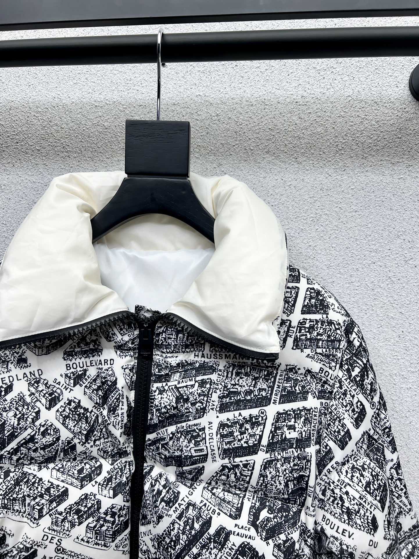 Stylish Paris Map Velvet Coat for Women: High-Quality, Warm, and Dust-Proof. - 图片 3