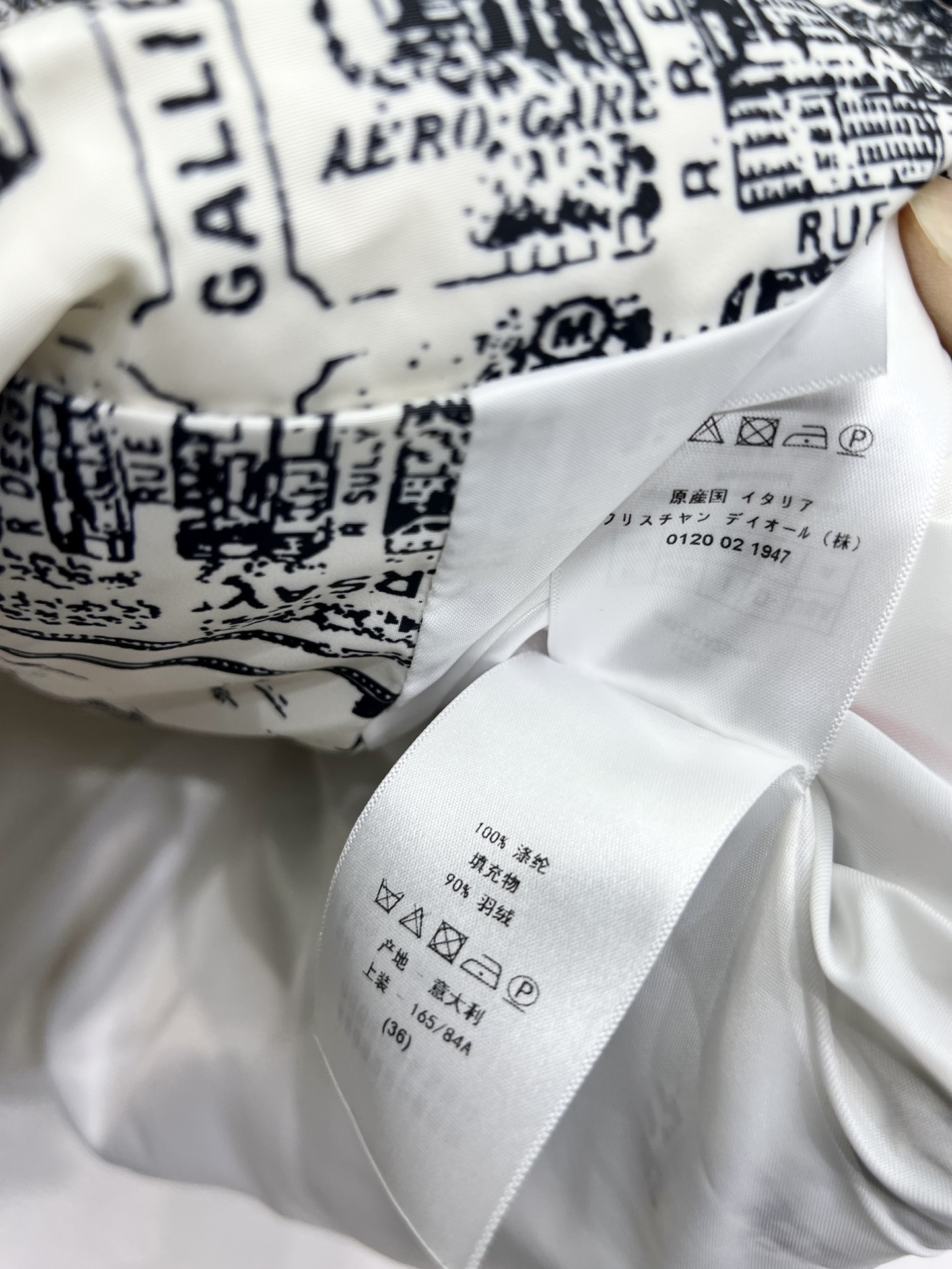 Stylish Paris Map Velvet Coat for Women: High-Quality, Warm, and Dust-Proof. - 图片 9