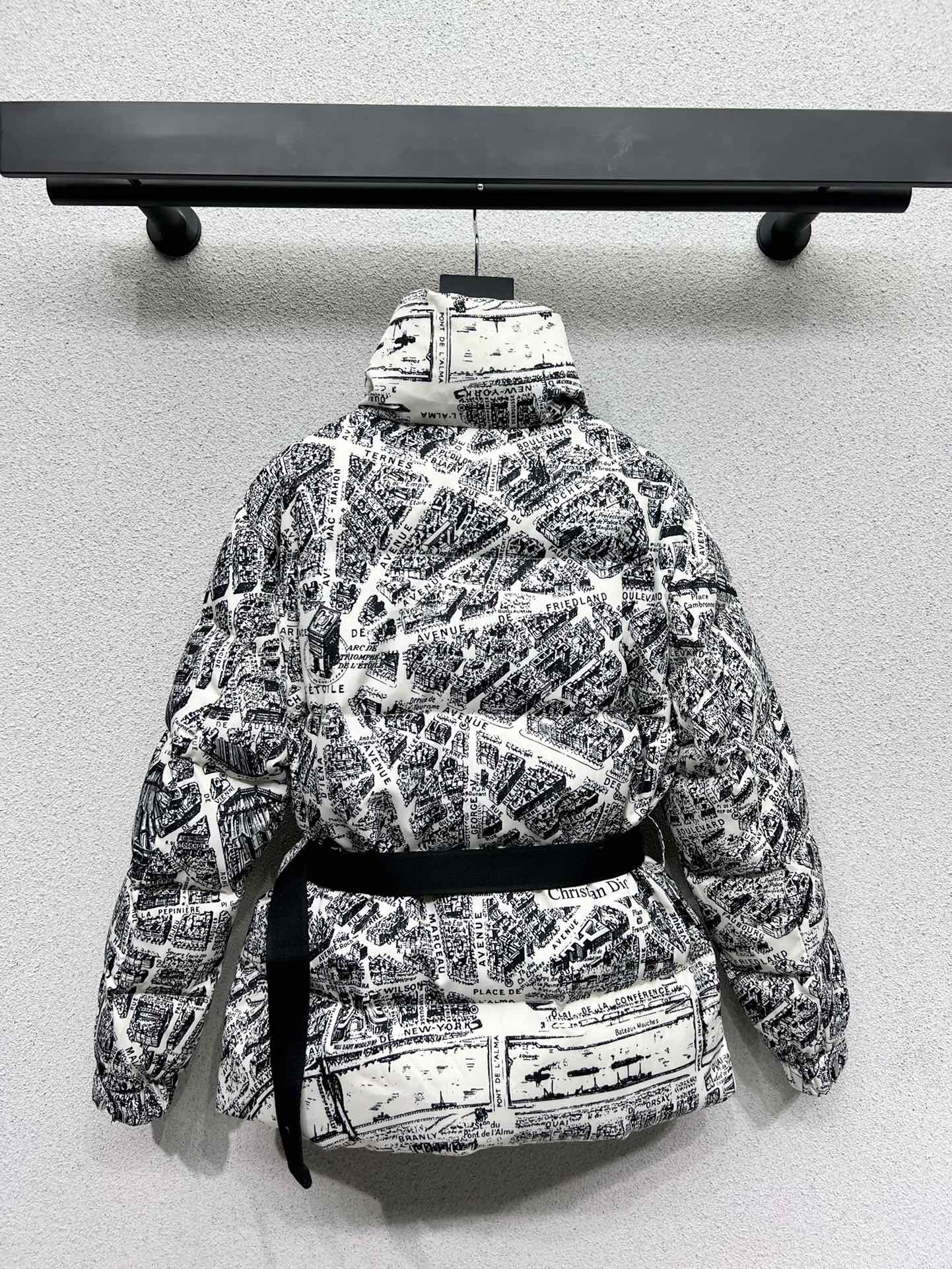 Stylish Paris Map Velvet Coat for Women: High-Quality, Warm, and Dust-Proof. - 图片 8