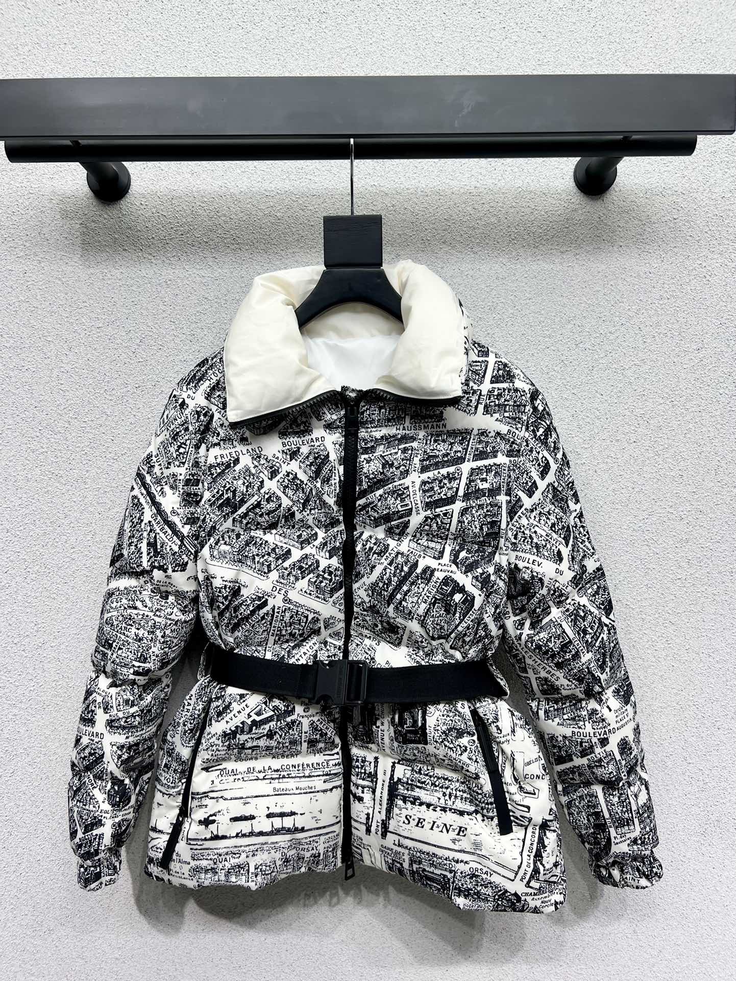 Stylish Paris Map Velvet Coat for Women: High-Quality, Warm, and Dust-Proof. - 图片 2