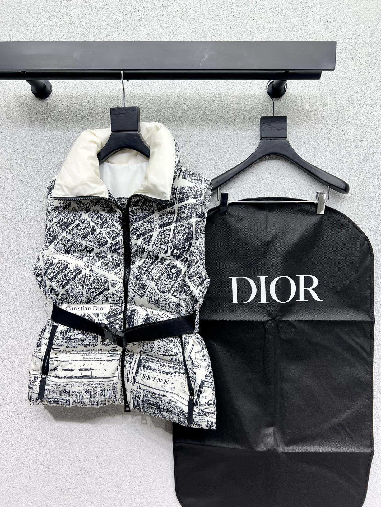 “High-Quality Single-Size Female Suit with Dustproof Bags and Paris Map Puff Coats” - 图片 1