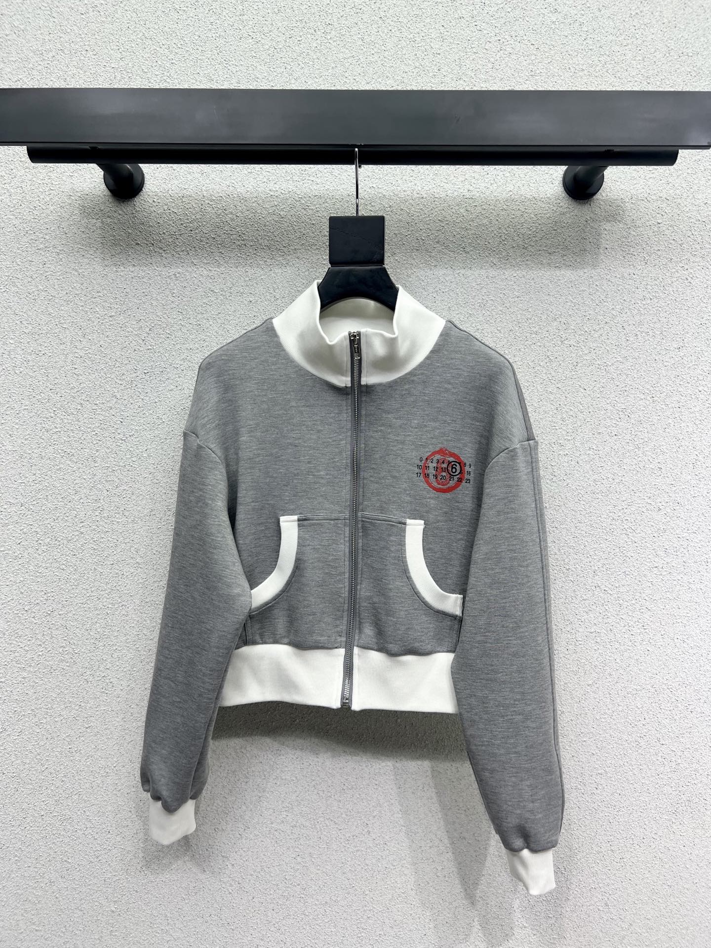High-Quality One-Size-Fits-All Female Suit Set with MM6 Leisure Suits: Review - 图片 2