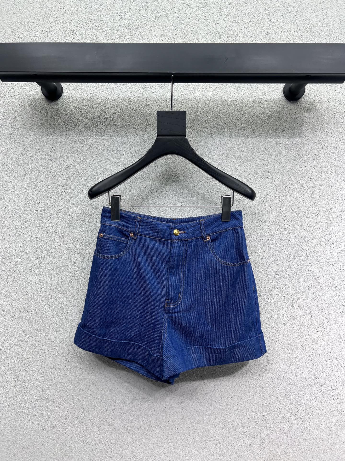 Valentino Cowboy Shirts and Shorts: High-Quality, All-Season, Elegant Apparel Sets - 图片 6