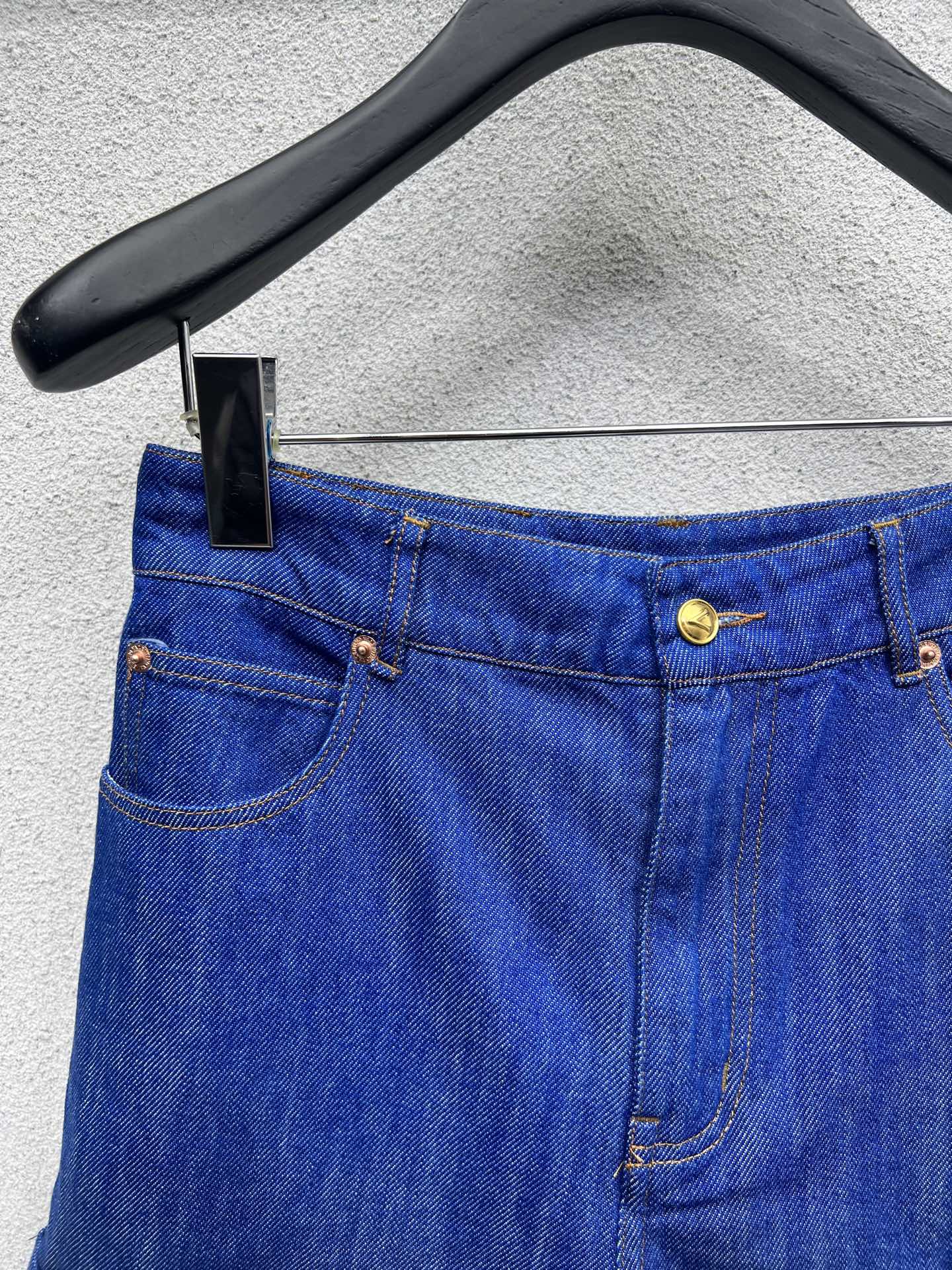 Valentino Cowboy Shirts and Shorts: High-Quality, All-Season, Elegant Apparel Sets - 图片 7