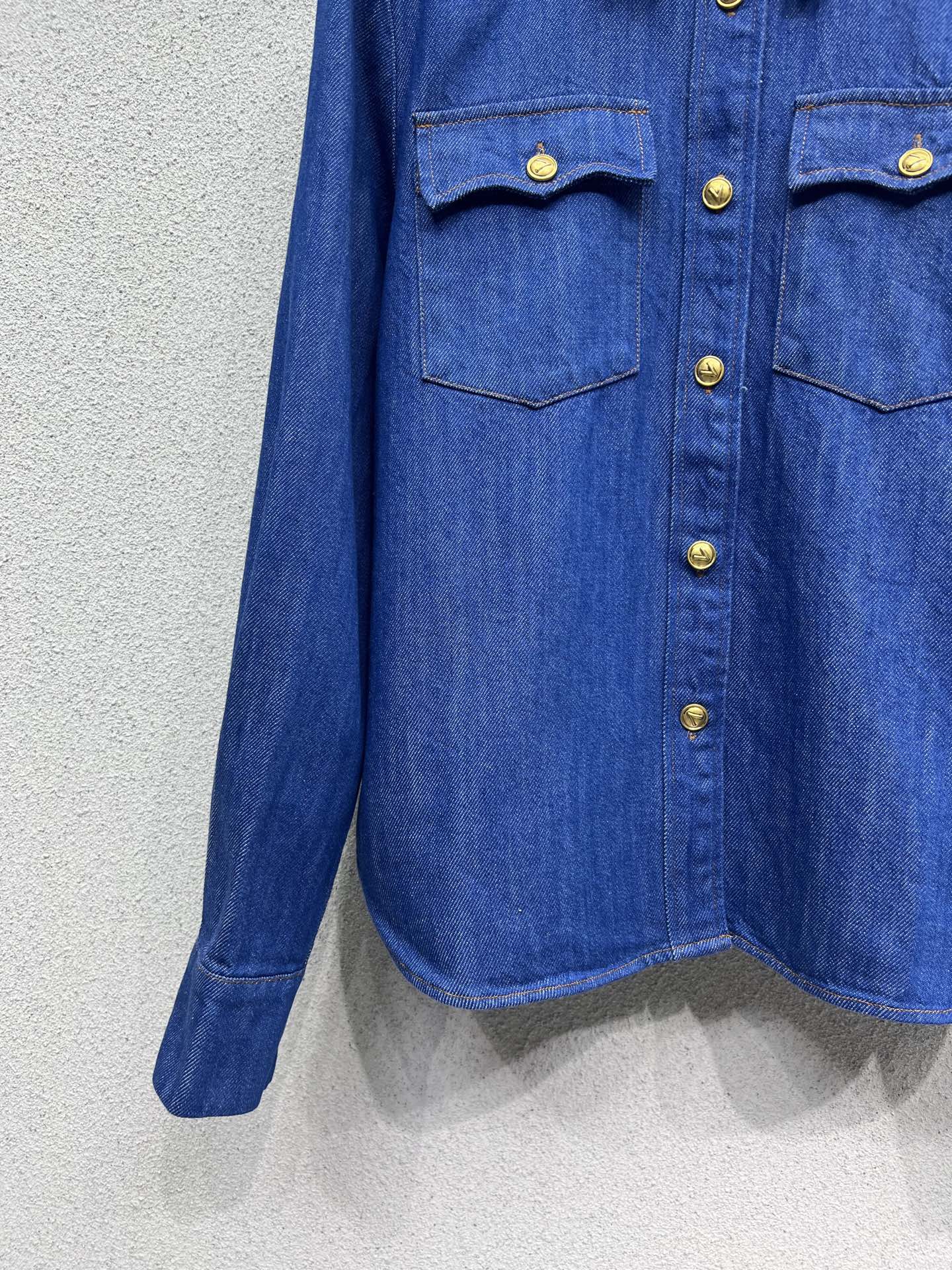 Valentino Cowboy Shirts and Shorts: High-Quality, All-Season, Elegant Apparel Sets - 图片 4