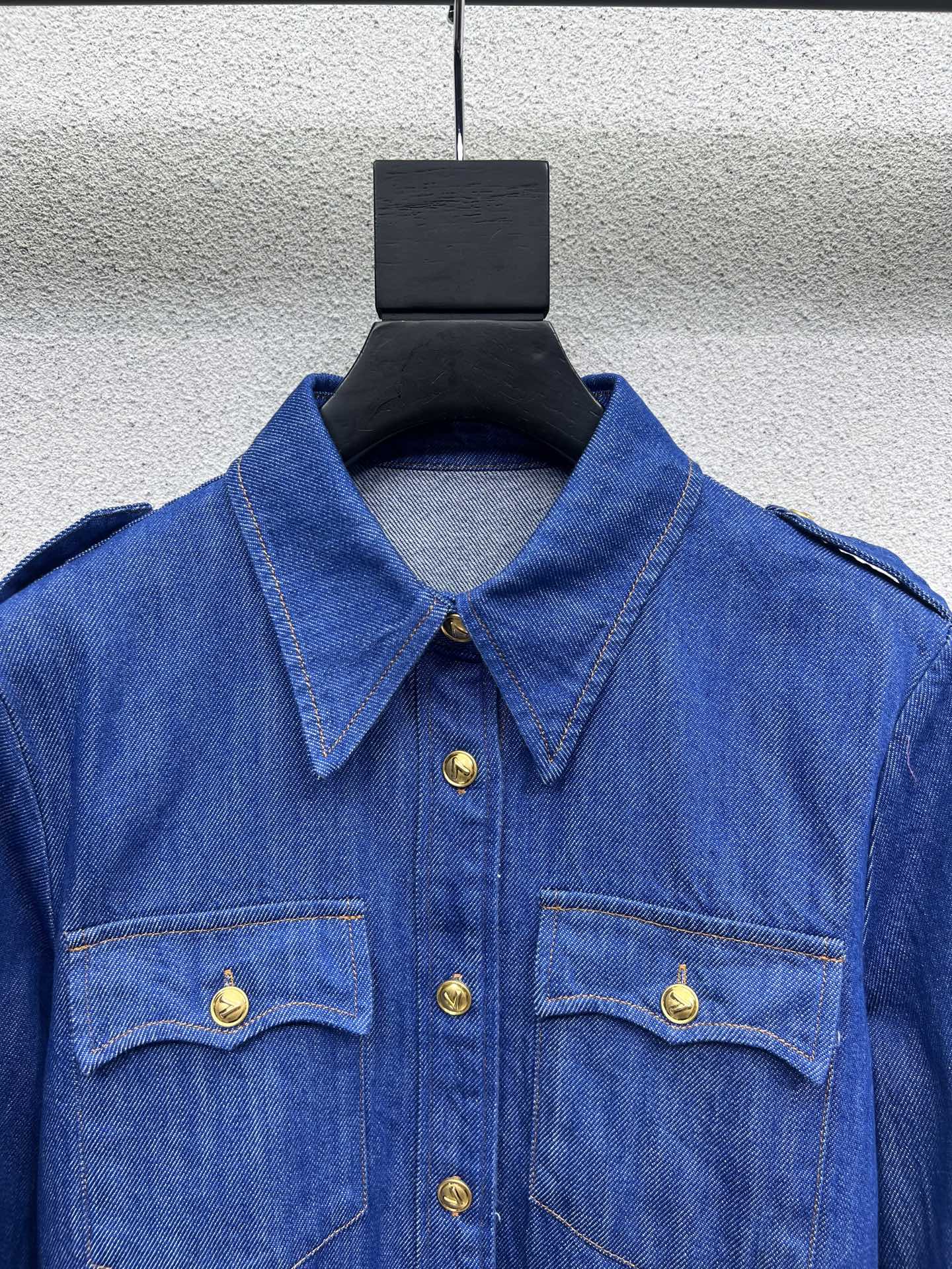 Valentino Cowboy Shirts and Shorts: High-Quality, All-Season, Elegant Apparel Sets - 图片 3