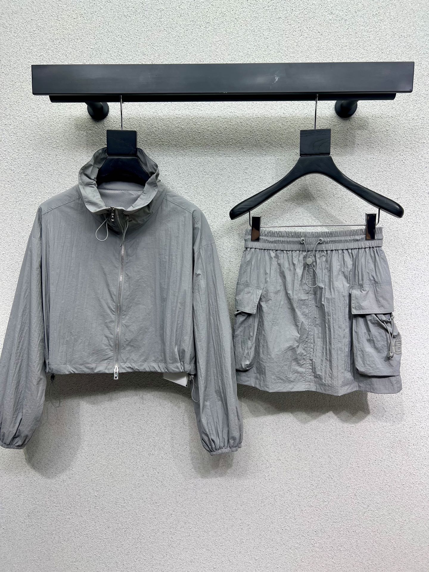 High-Quality One-Size Sunscreen Suit with American Sports Style and Imported Fabric - 图片 1